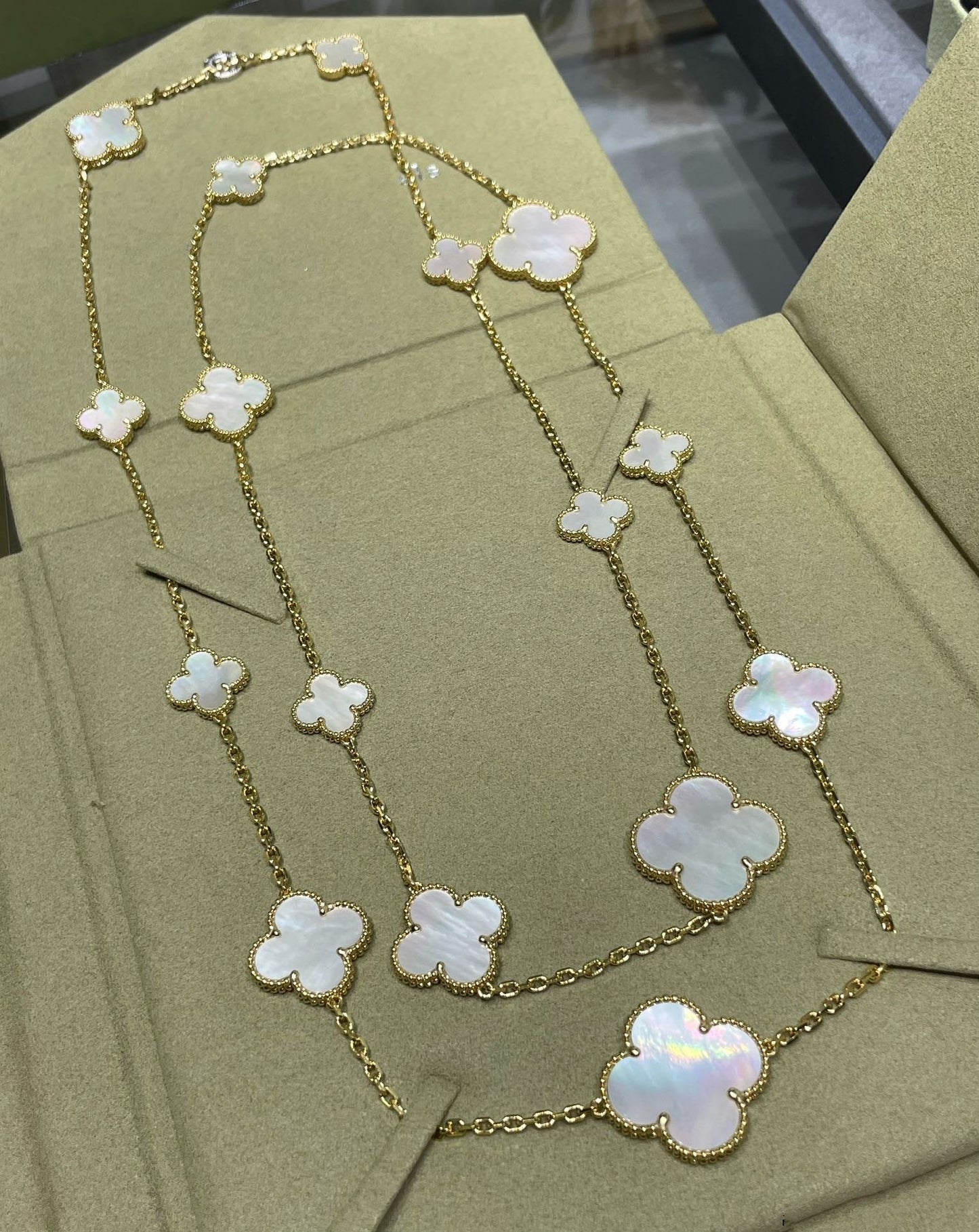 [⭐Glow]CLOVER 16 MOTIF WHITE MOP GOLD NECKLACE