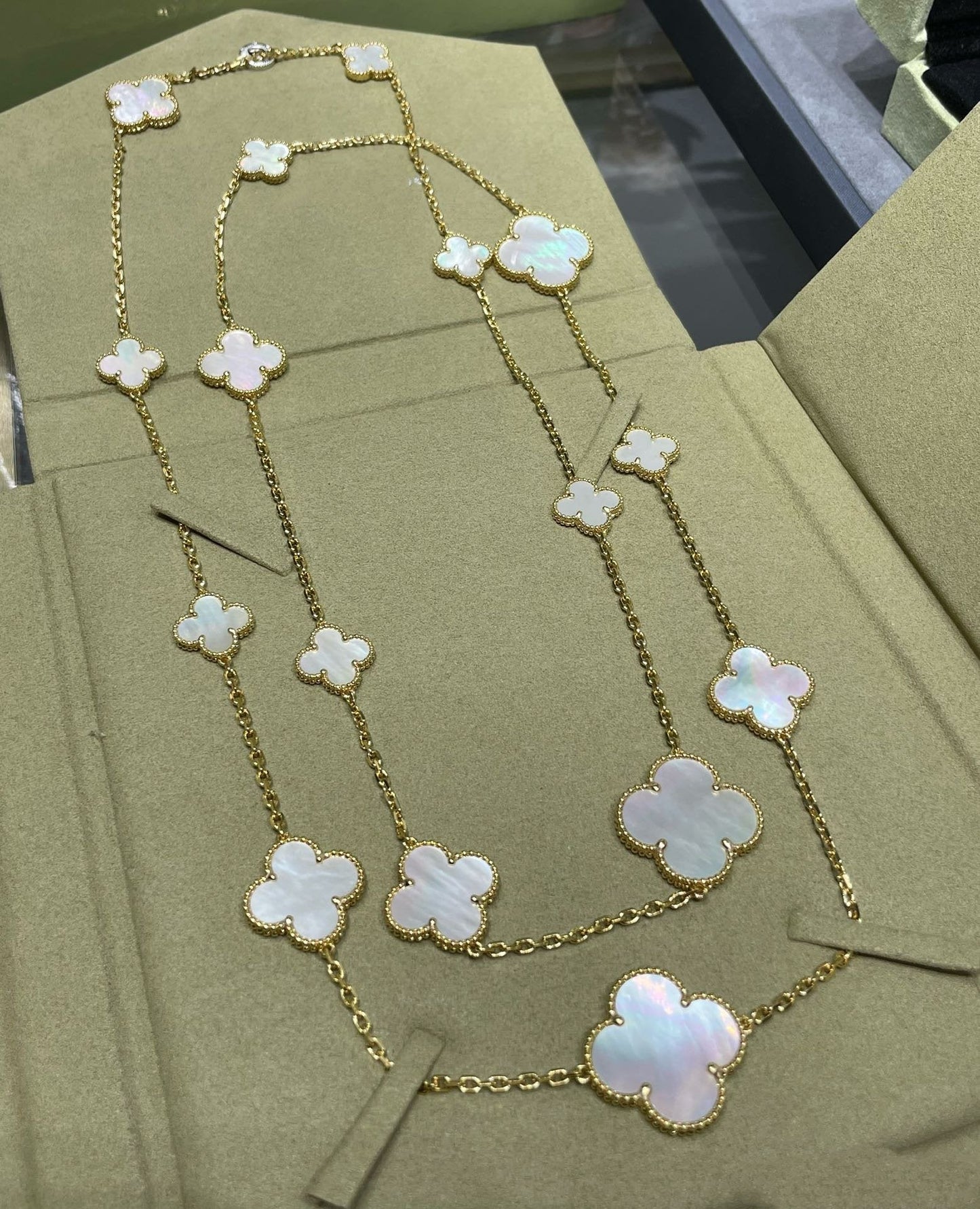 [⭐Glow]CLOVER 16 MOTIF WHITE MOP GOLD NECKLACE