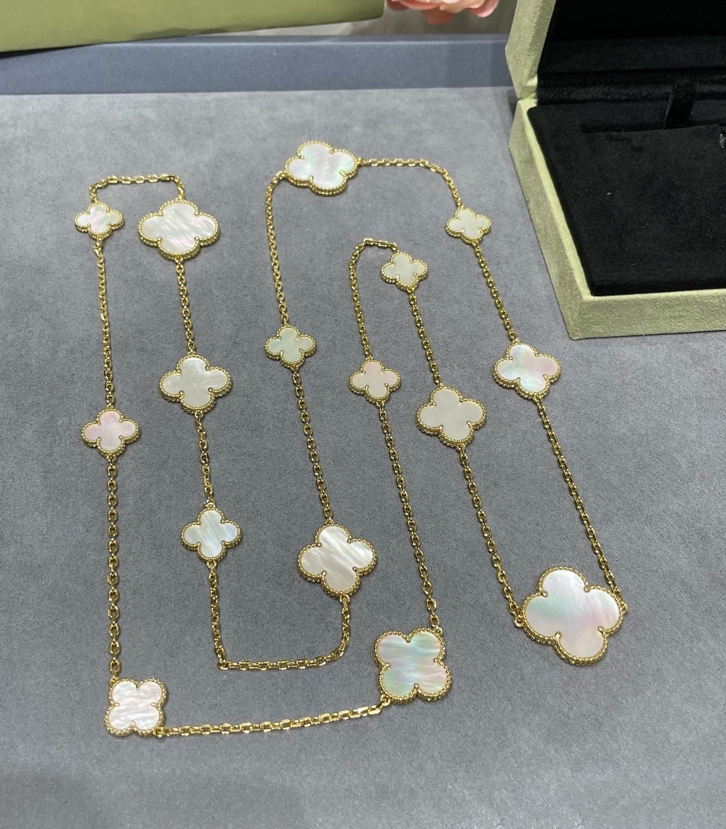 [⭐Glow]CLOVER 16 MOTIF WHITE MOP GOLD NECKLACE