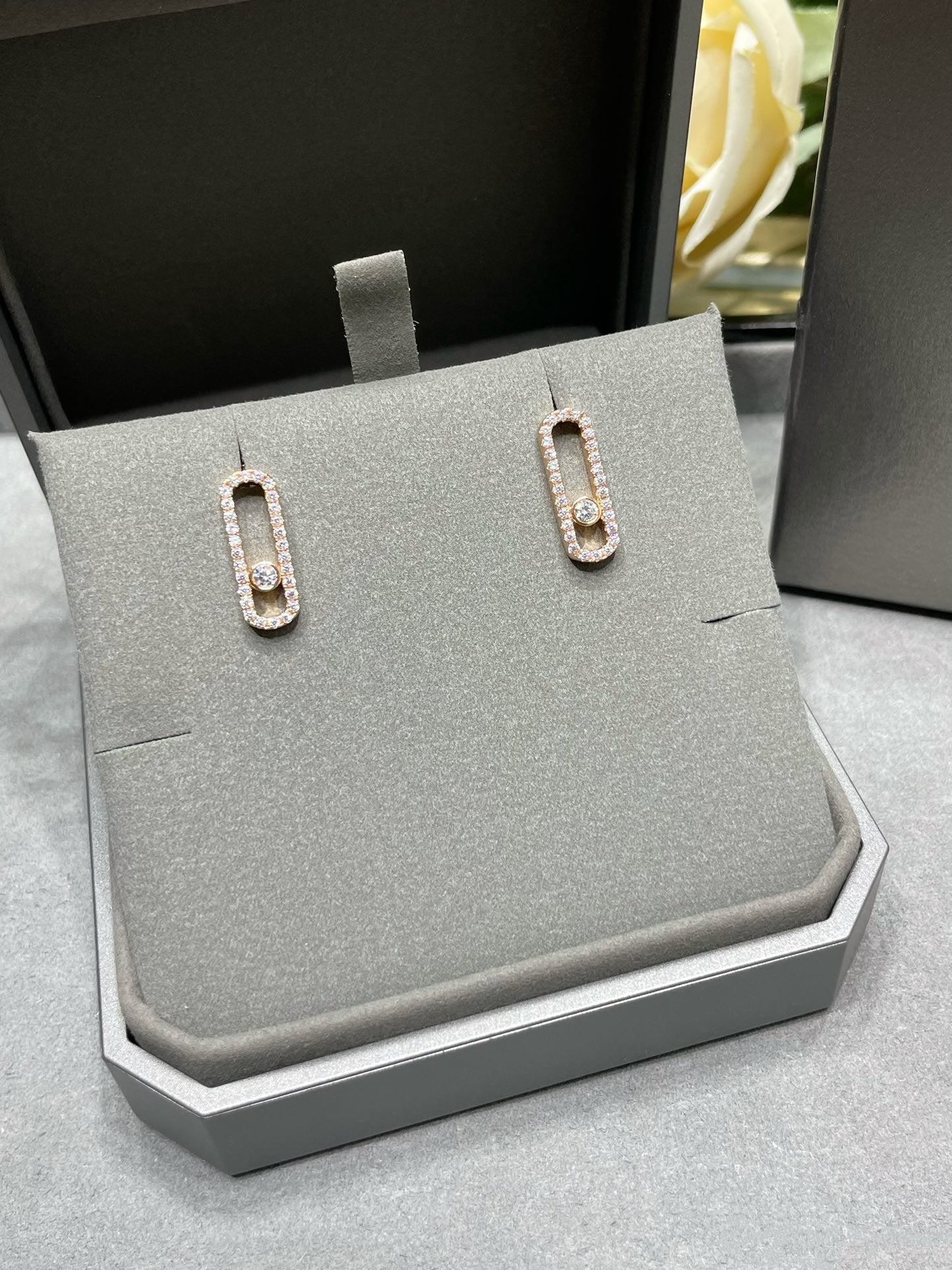 [⭐Glow]MOVE UNO STUD DIAMOND PAVED EARRINGS
