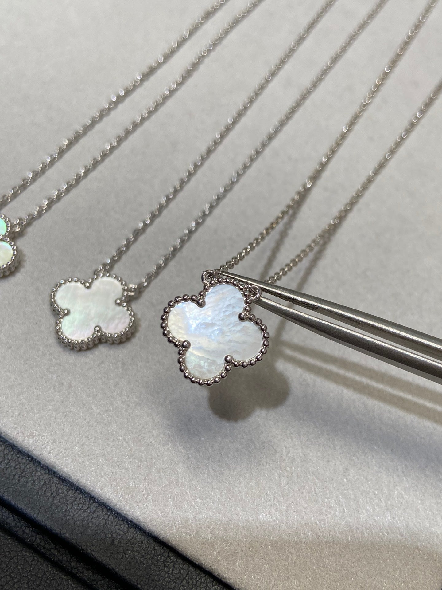 [⭐Glow]CLOVER MEDIUM SILVER WHITE MOP NECKLACE