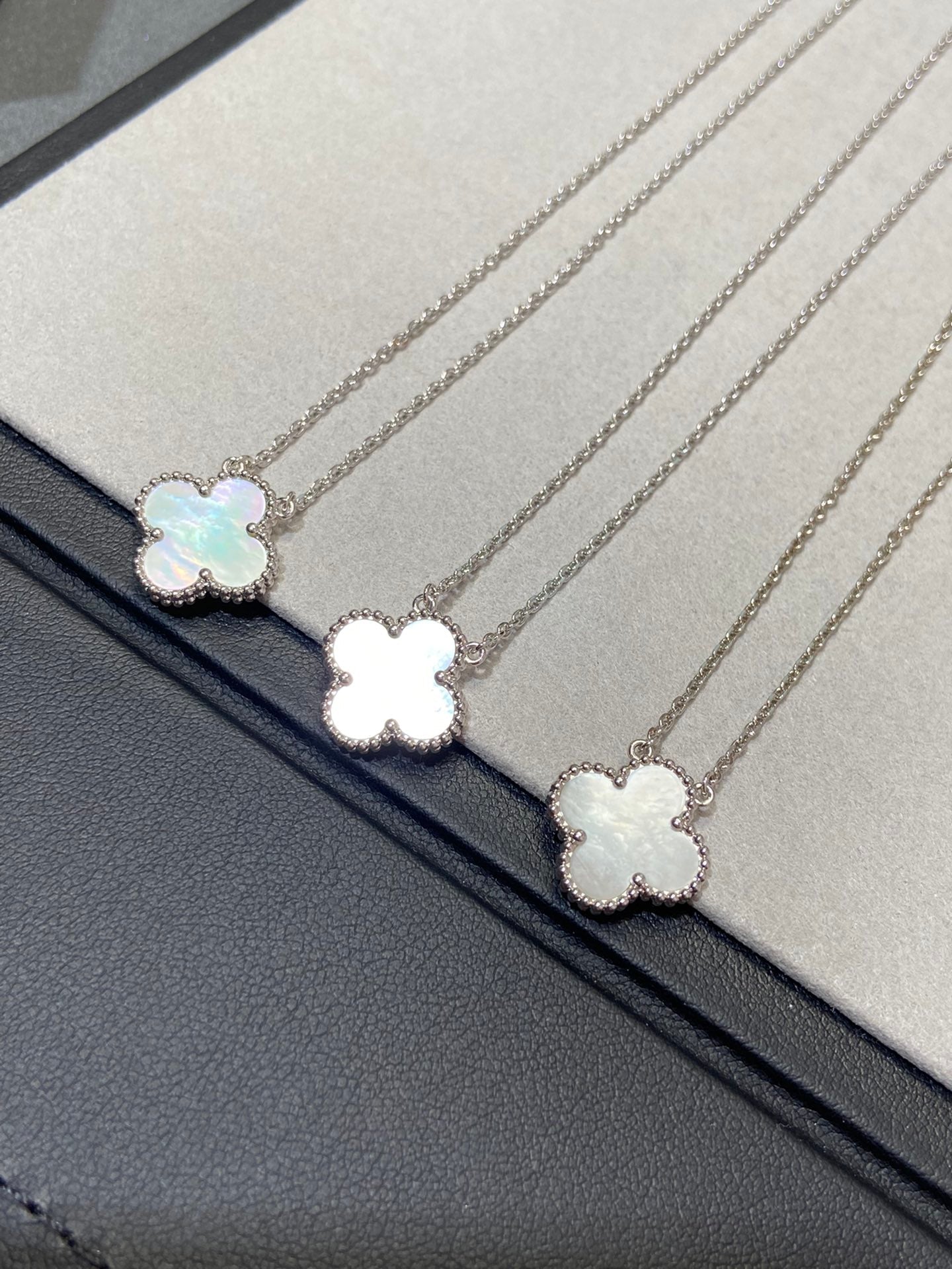 [⭐Glow]CLOVER MEDIUM SILVER WHITE MOP NECKLACE