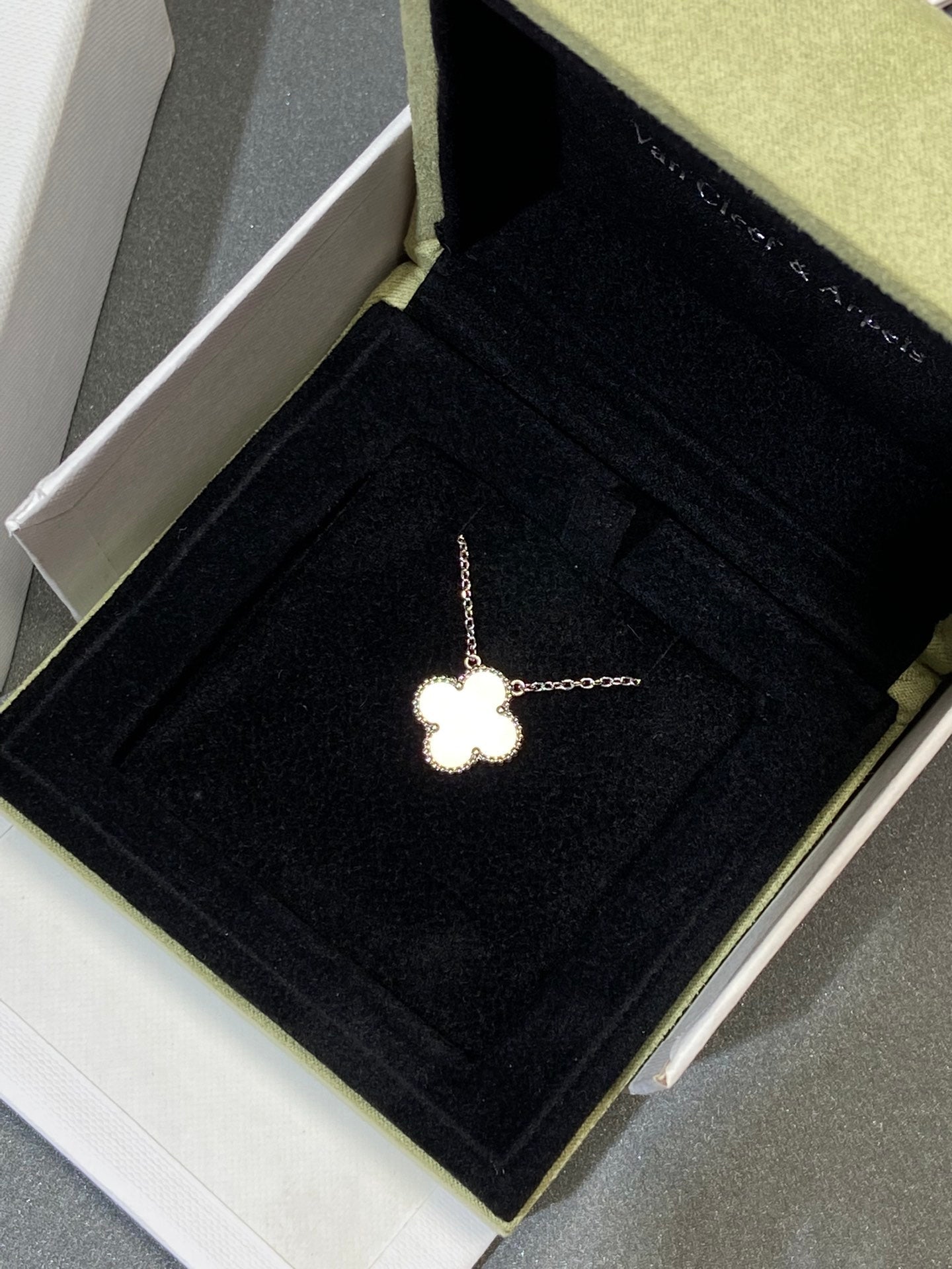 [⭐Glow]CLOVER MEDIUM SILVER WHITE MOP NECKLACE