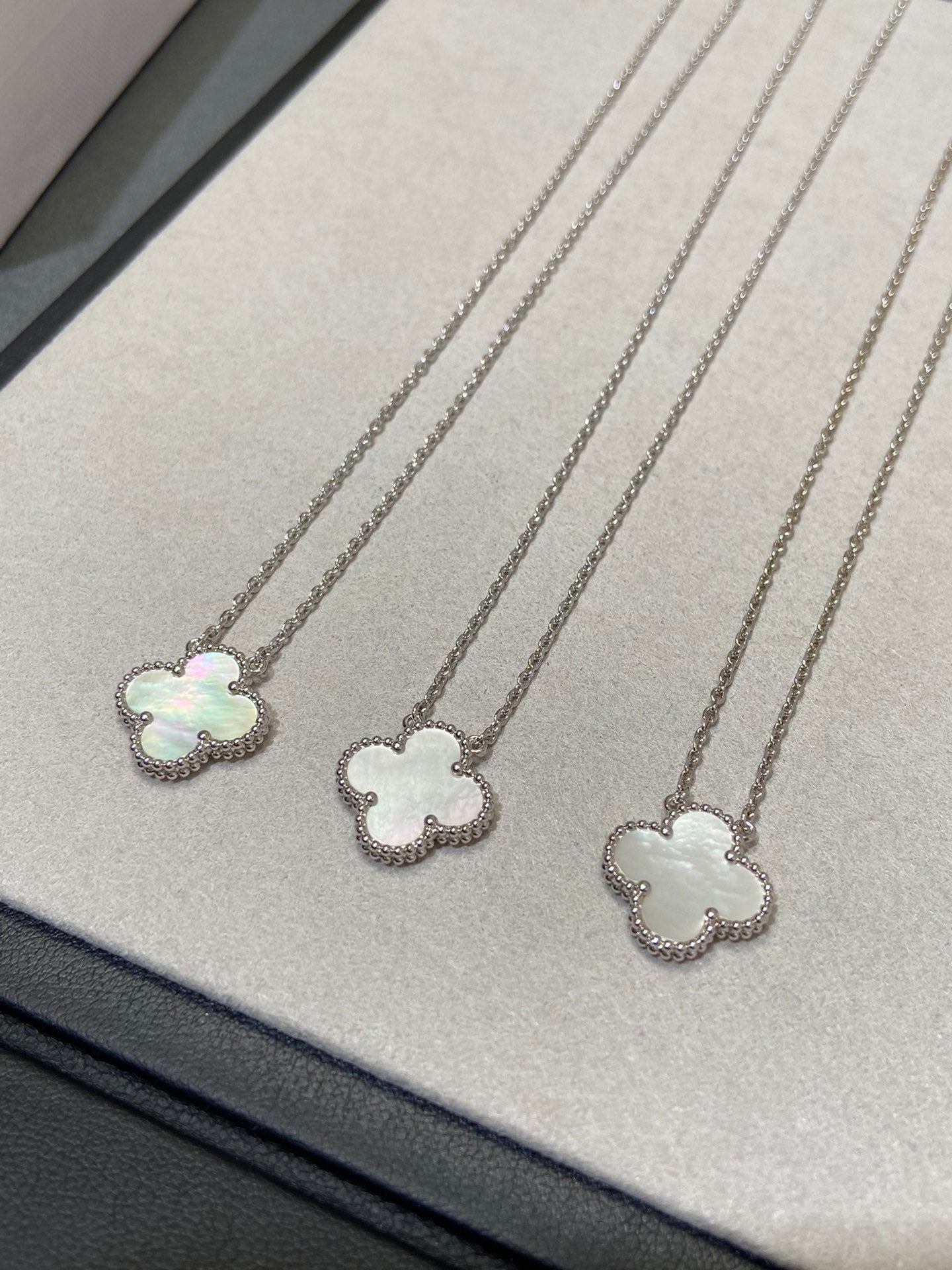 [⭐Glow]CLOVER MEDIUM SILVER WHITE MOP NECKLACE