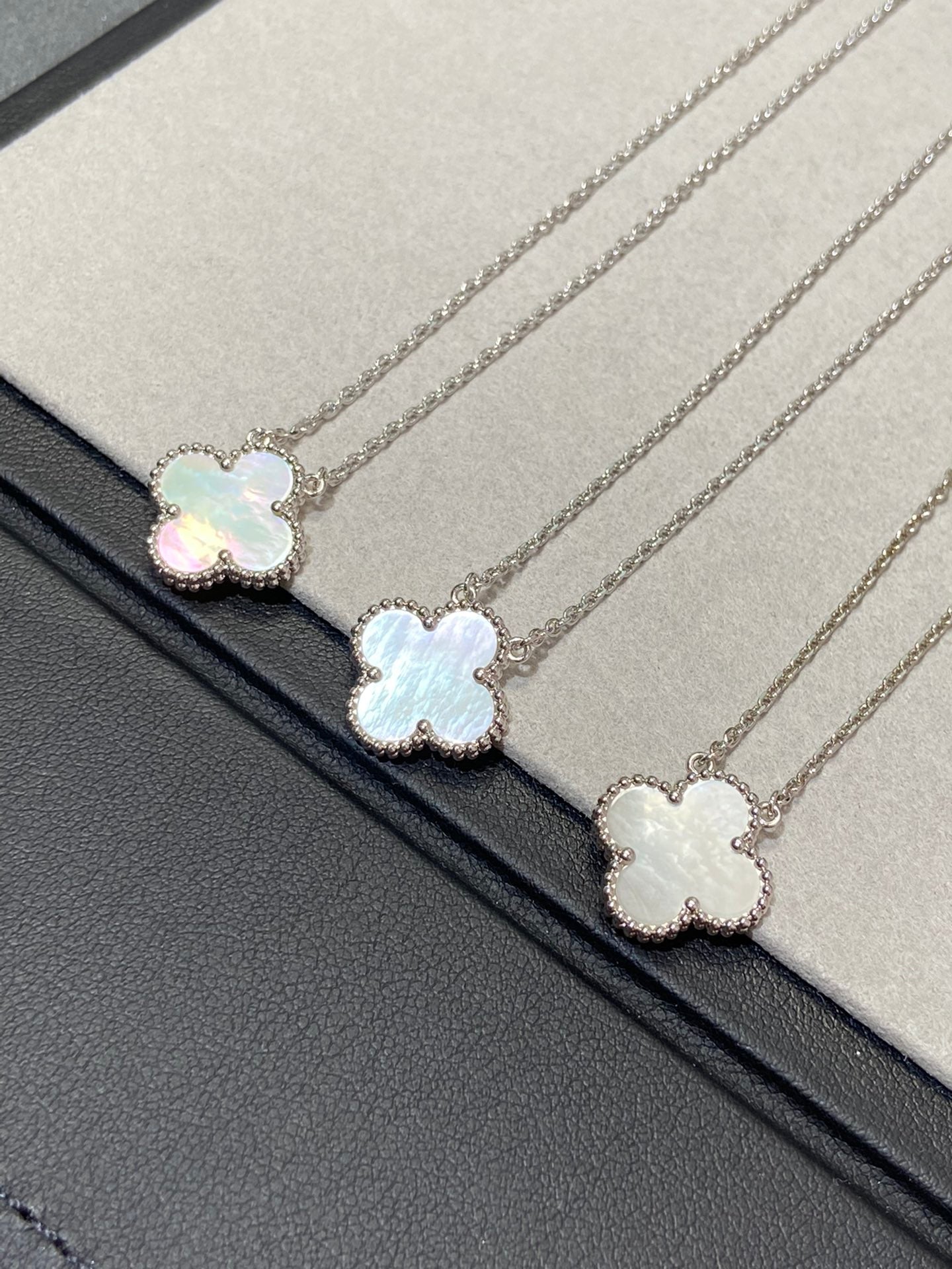 [⭐Glow]CLOVER MEDIUM SILVER WHITE MOP NECKLACE