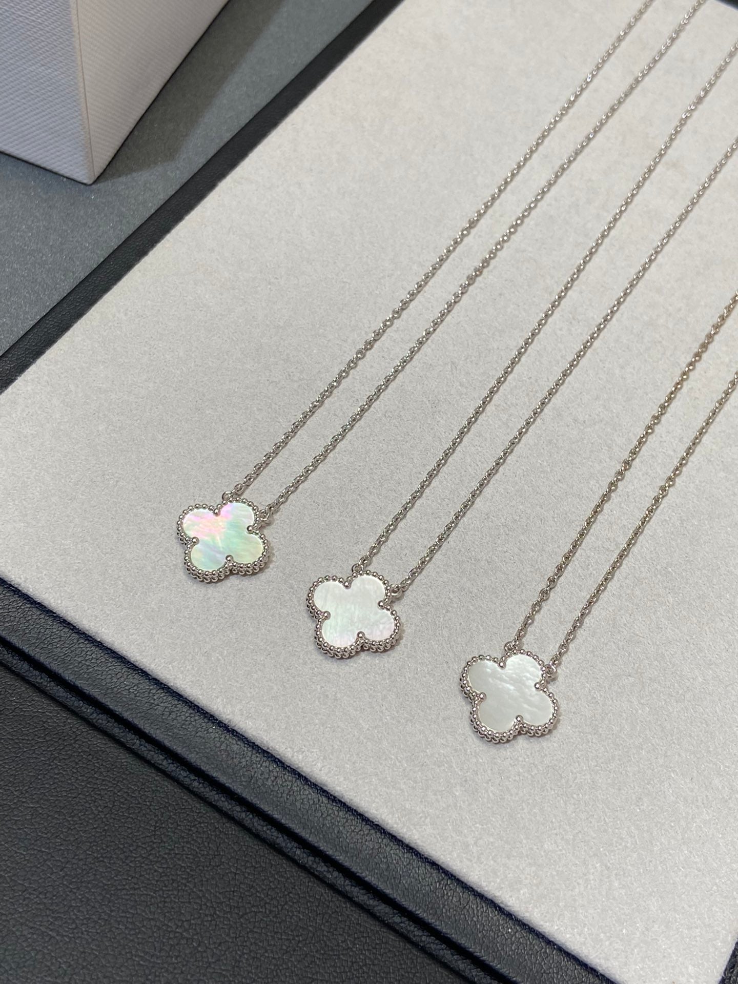 [⭐Glow]CLOVER MEDIUM SILVER WHITE MOP NECKLACE