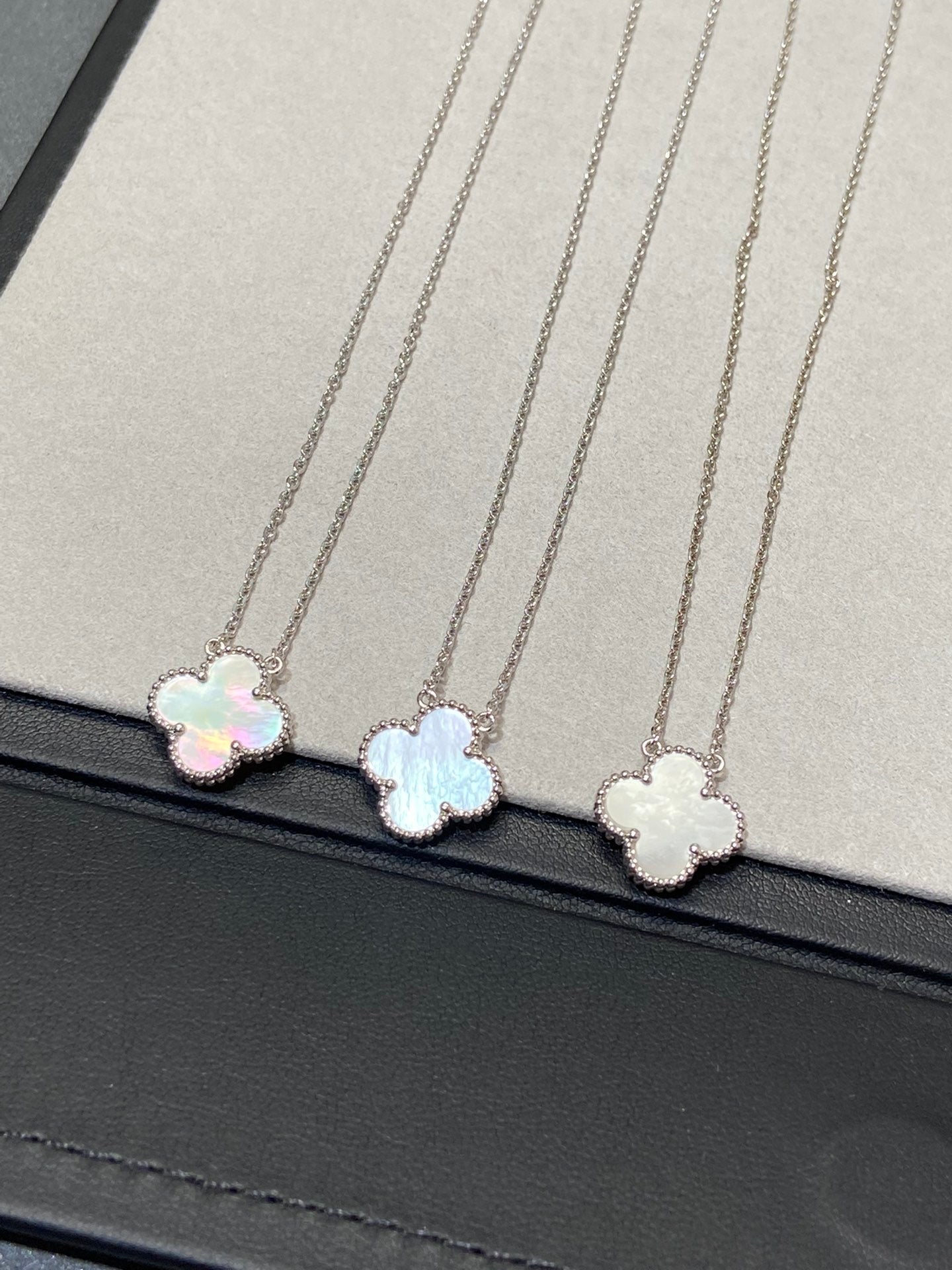 [⭐Glow]CLOVER MEDIUM SILVER WHITE MOP NECKLACE