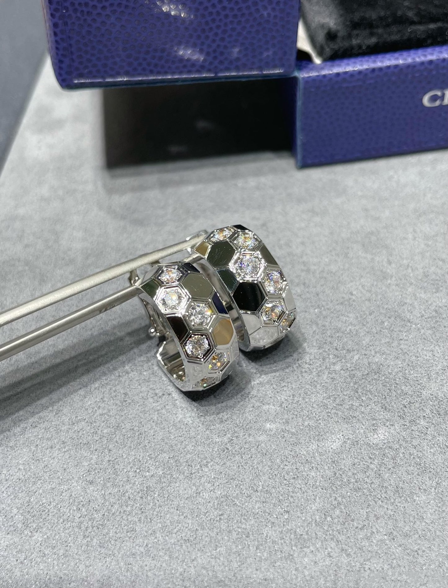 [⭐Glow]BEE LOVE DIAMOND HOOP EARRINGS