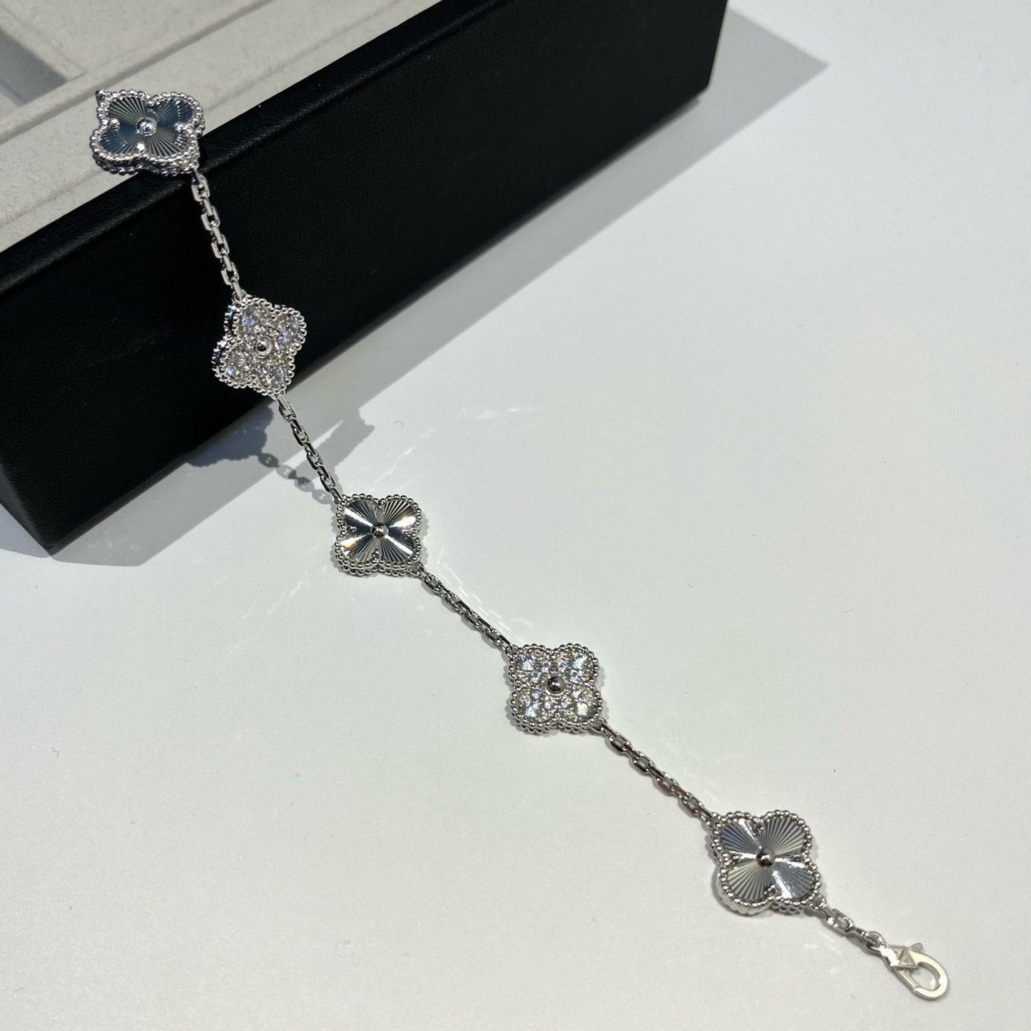 [⭐Glow] CLOVER 5 MOTIF LASER BRACELET COLLECTION