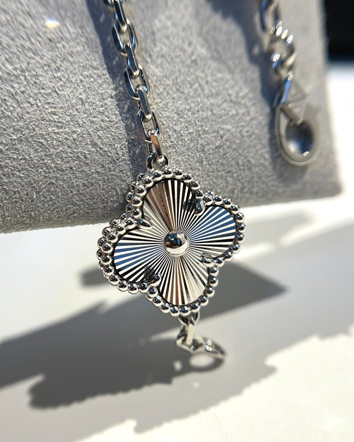 [⭐Glow] CLOVER 5 MOTIF LASER BRACELET COLLECTION