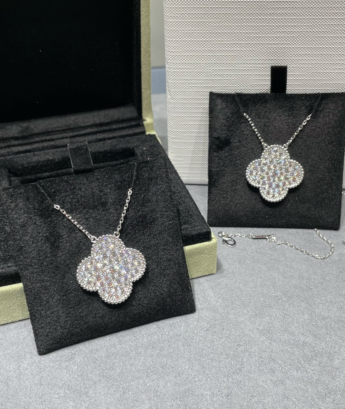 [⭐Glow]CLOVER 25MM LARGE PENDANT DIAMOND PAVED SILVER NECKLACE