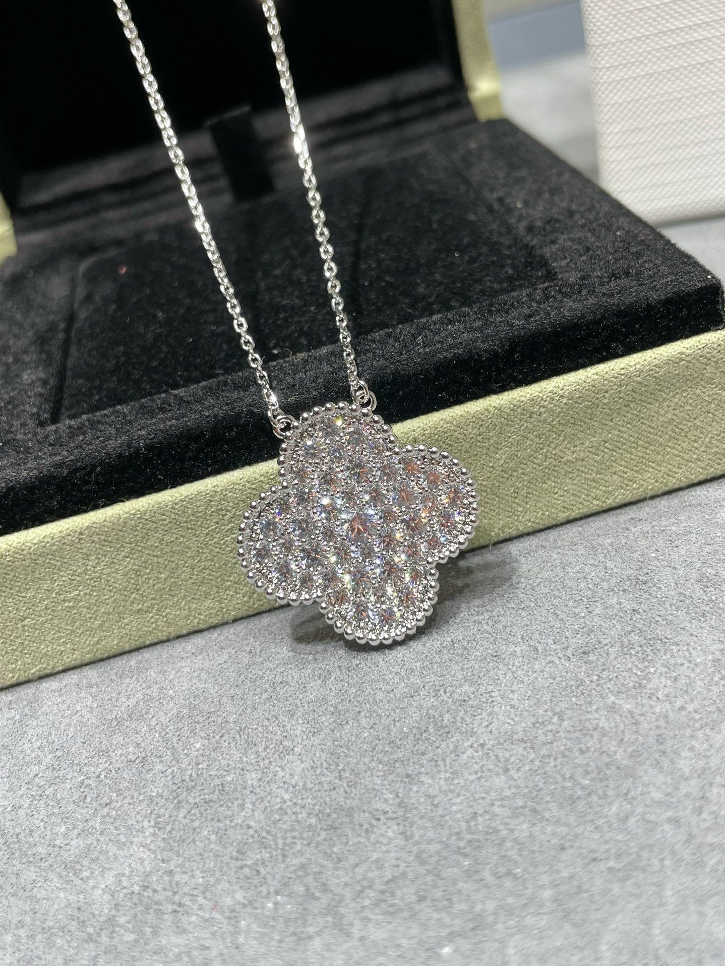 [⭐Glow]CLOVER 25MM LARGE PENDANT DIAMOND PAVED SILVER NECKLACE