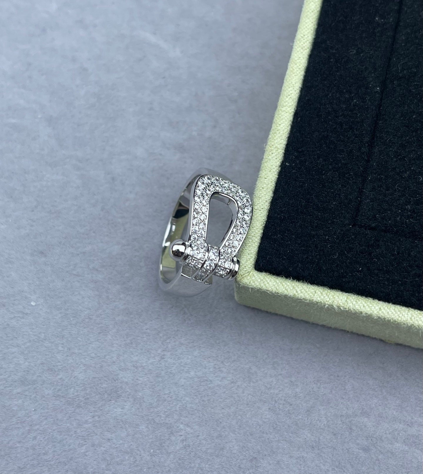 [⭐Glow]Wide Hoof-Shaped Diamond-Studded Ring