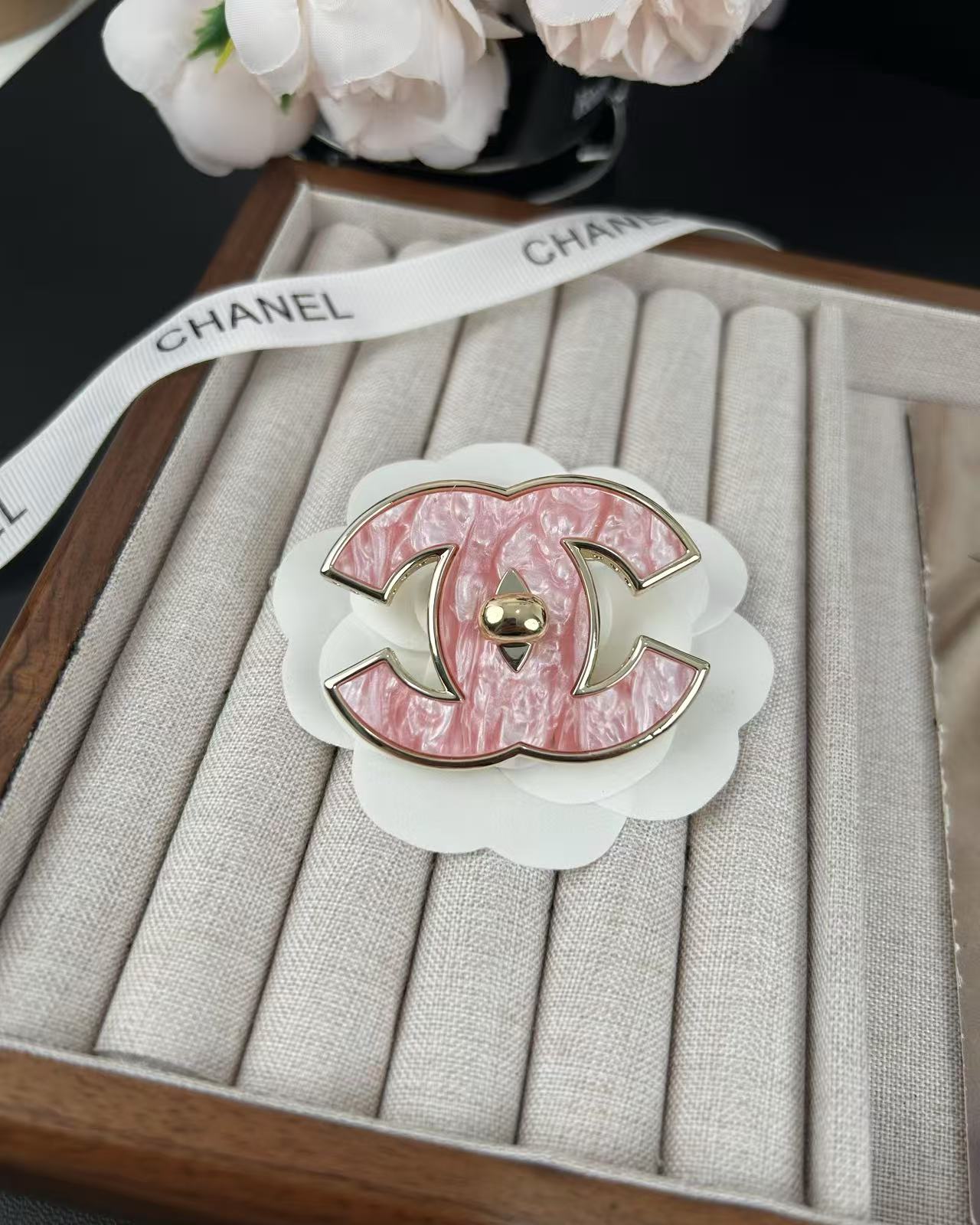[⭐Glow]Pink Resin Classic Brooch 5cm