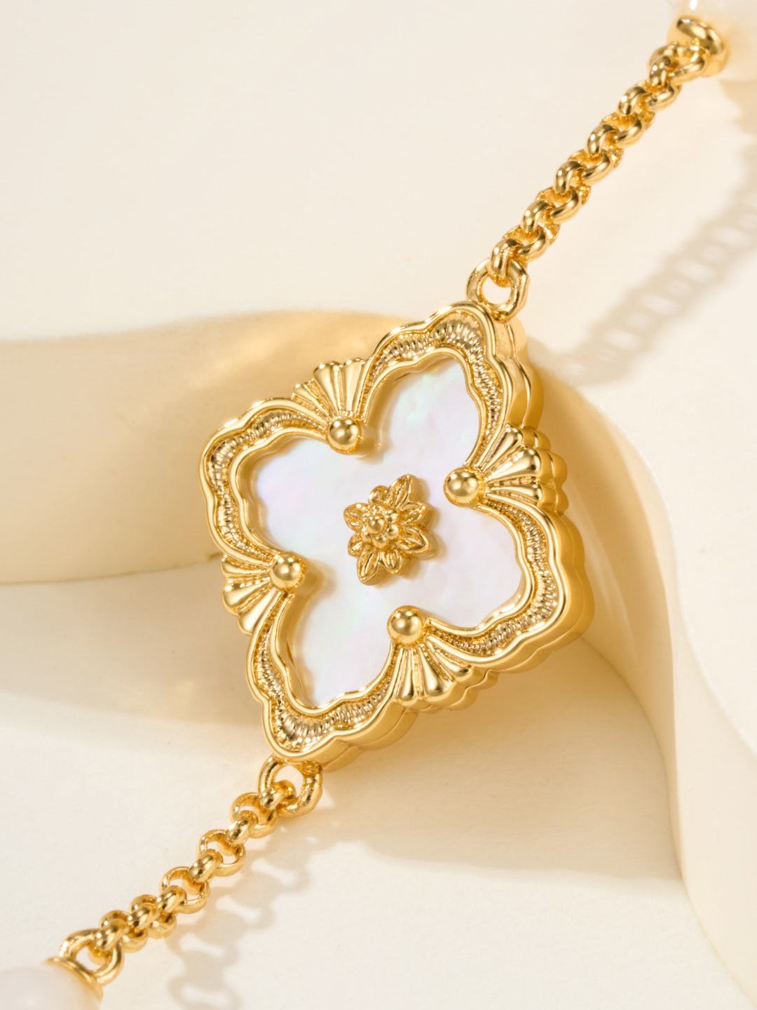 [⭐Glow]B.C.L ENAMELED Three-Flower Bracelet（Trumpet)