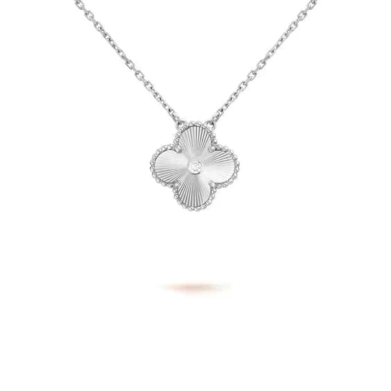 [⭐Glow]CLOVER  15MM DIAMOND LASER NECKLACE SILVER