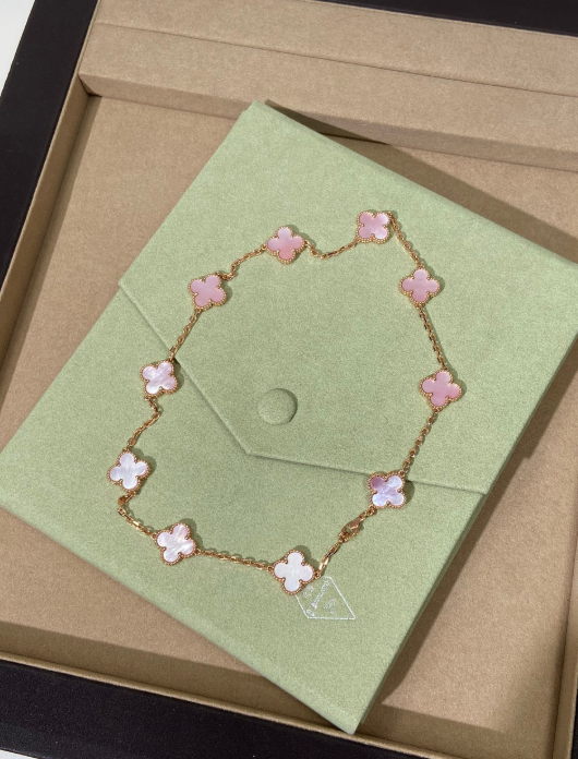 [⭐Glow Jewellery] Pink Necklace with Ten Clover Designs