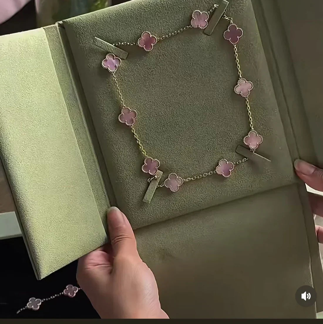 [⭐Glow Jewellery] Pink Necklace with Ten Clover Designs