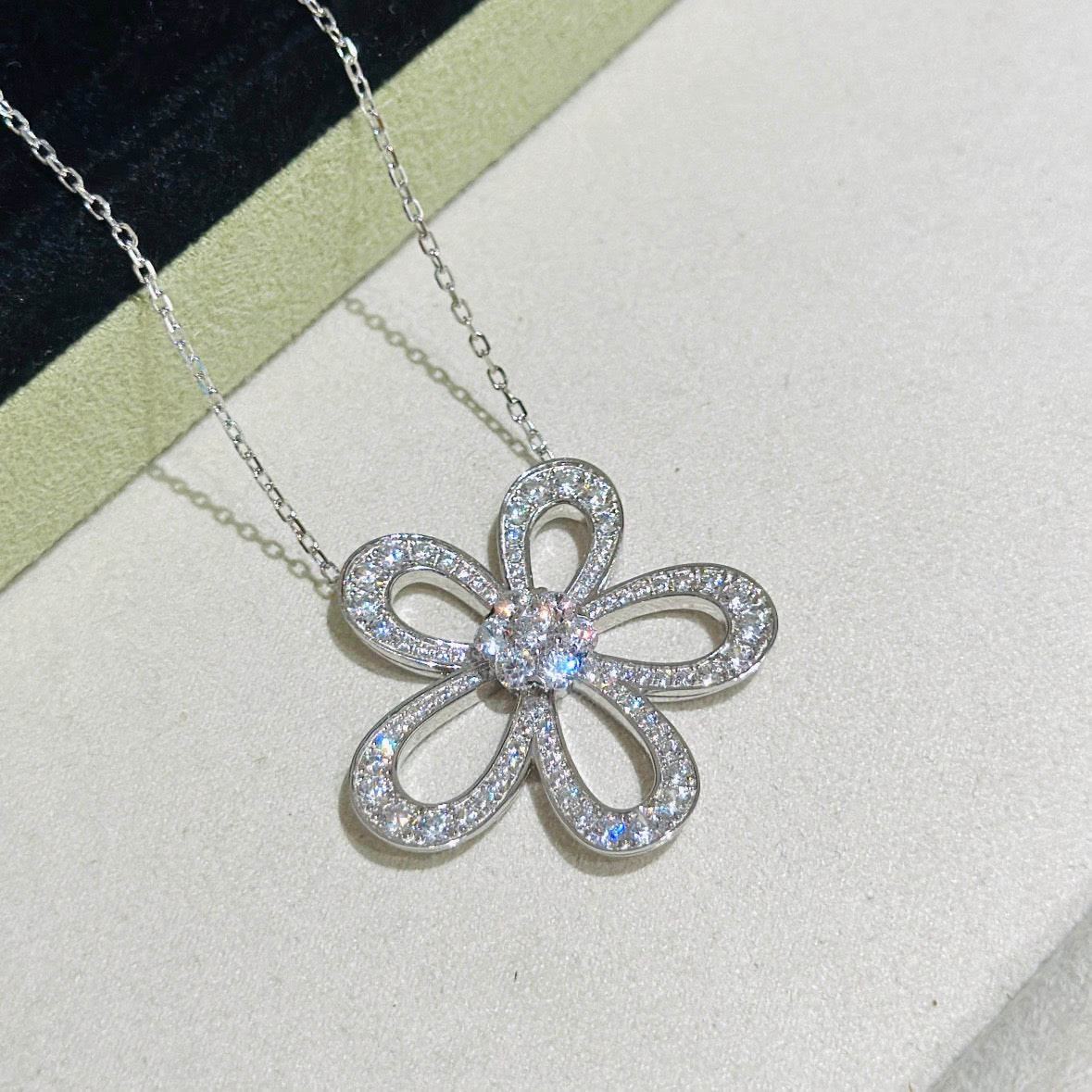 [⭐Glow]FLOWERLACE NECKLACE FULL DIAMONDS