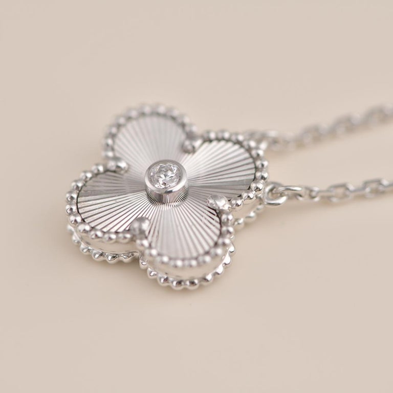 [⭐Glow]CLOVER  15MM DIAMOND LASER NECKLACE SILVER
