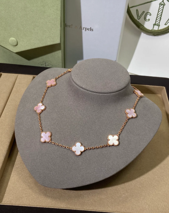 [⭐Glow Jewellery] Pink Necklace with Ten Clover Designs