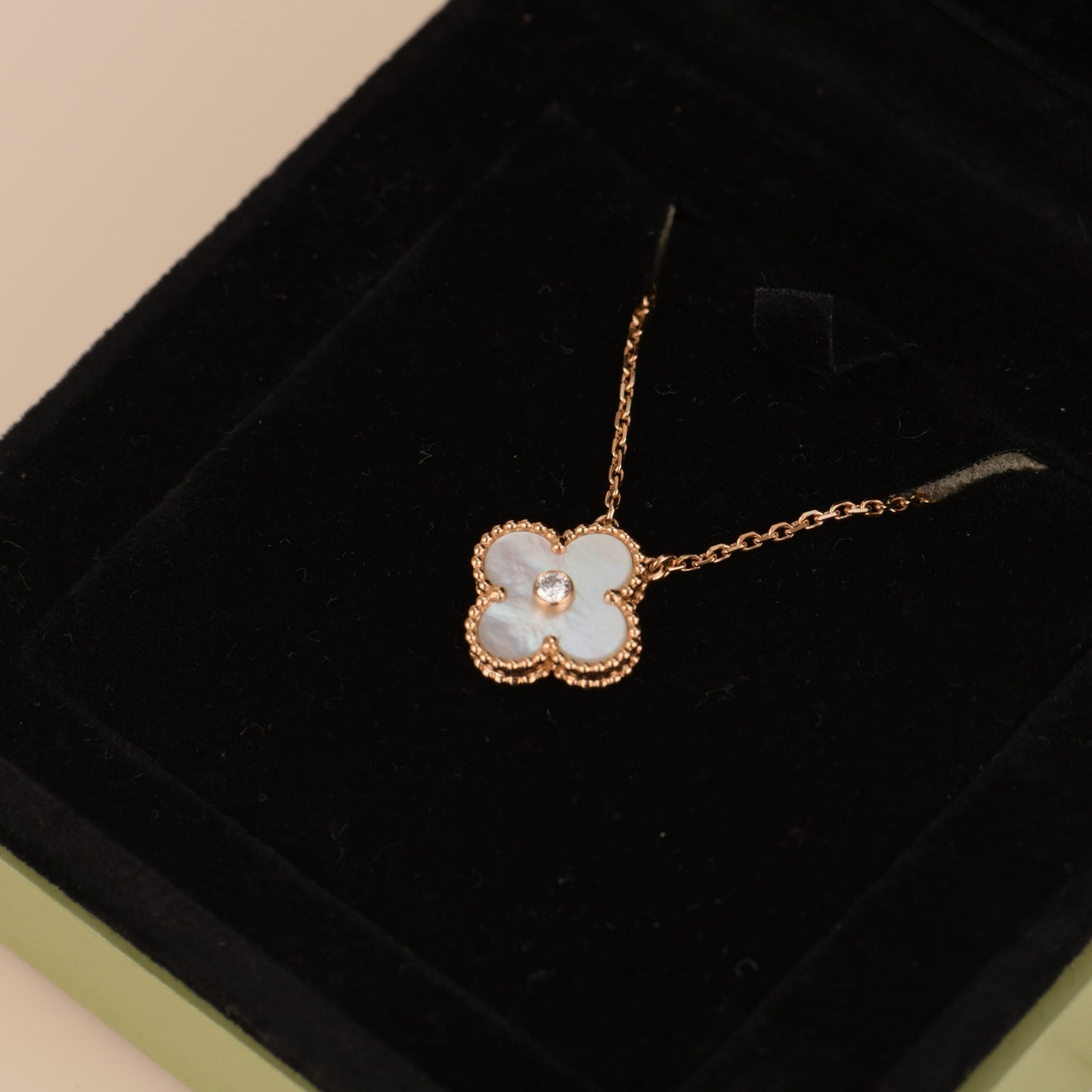 [⭐Glow]CLOVER 15MM DIAMOND WHITE FRITILLARIA NECKLACE