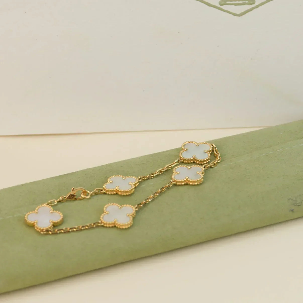 [⭐Glow]CLOVER WHITE PEARL MOP 5 MOTIF BRACELET COLLECTION