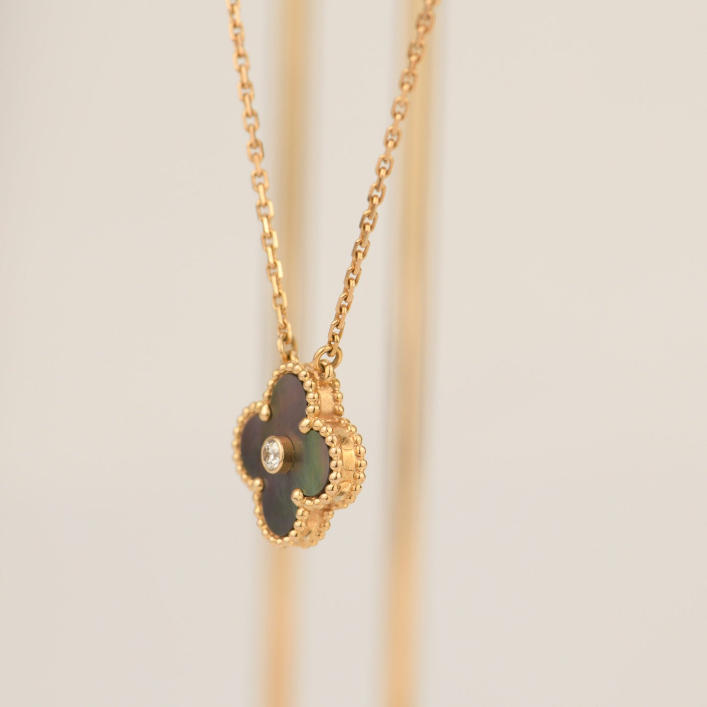 [⭐Glow]CLOVER 15MM DIAMOND AND MOTHER-OF-GREY NECKLACE