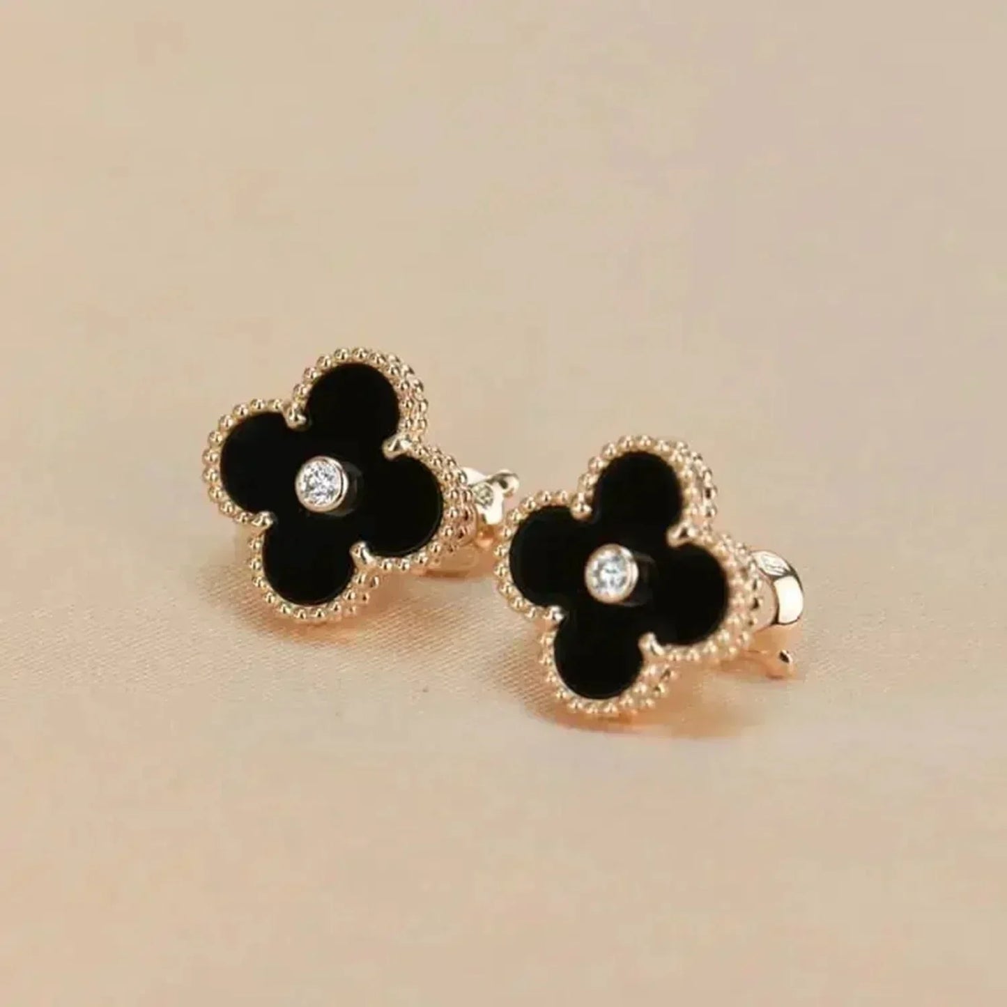 [⭐Glow]CLOVER MEDIUM 1 MOTIFS ONYX DIAMOND EARRINGS