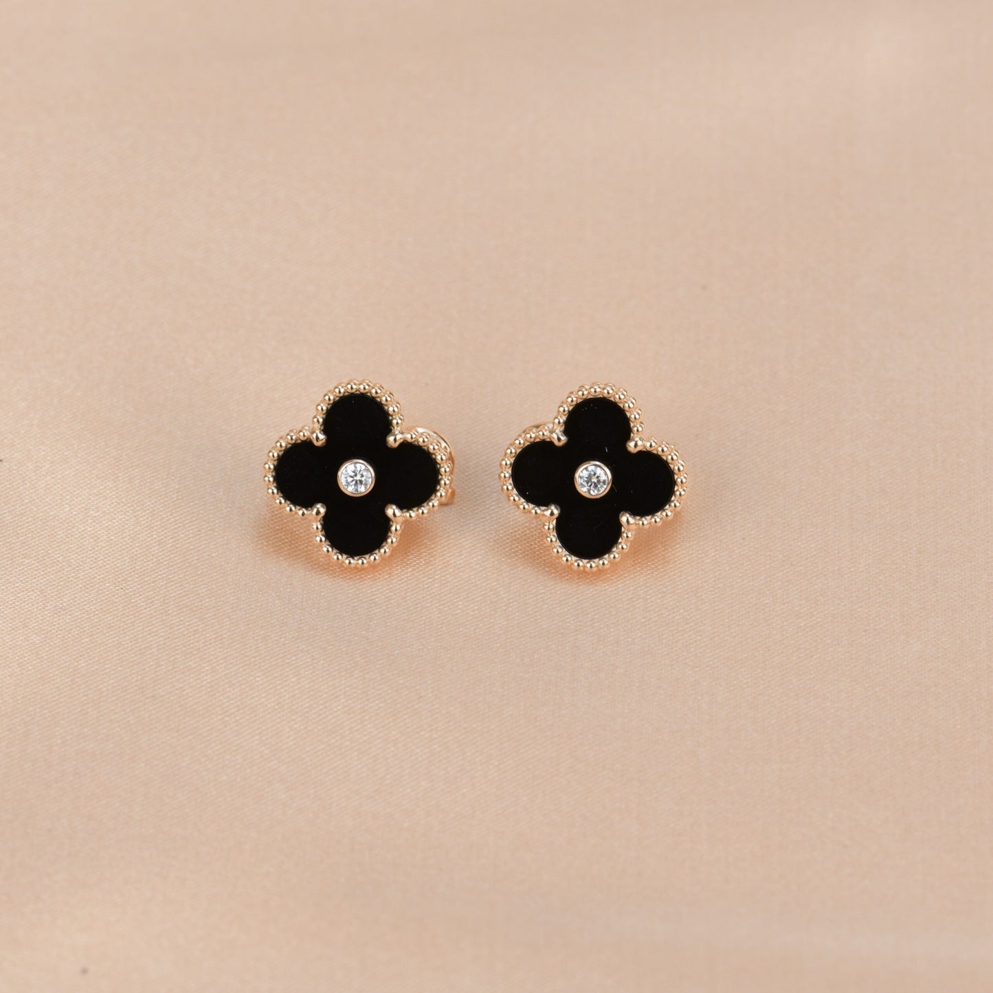 [⭐Glow]CLOVER MEDIUM 1 MOTIFS ONYX DIAMOND EARRINGS