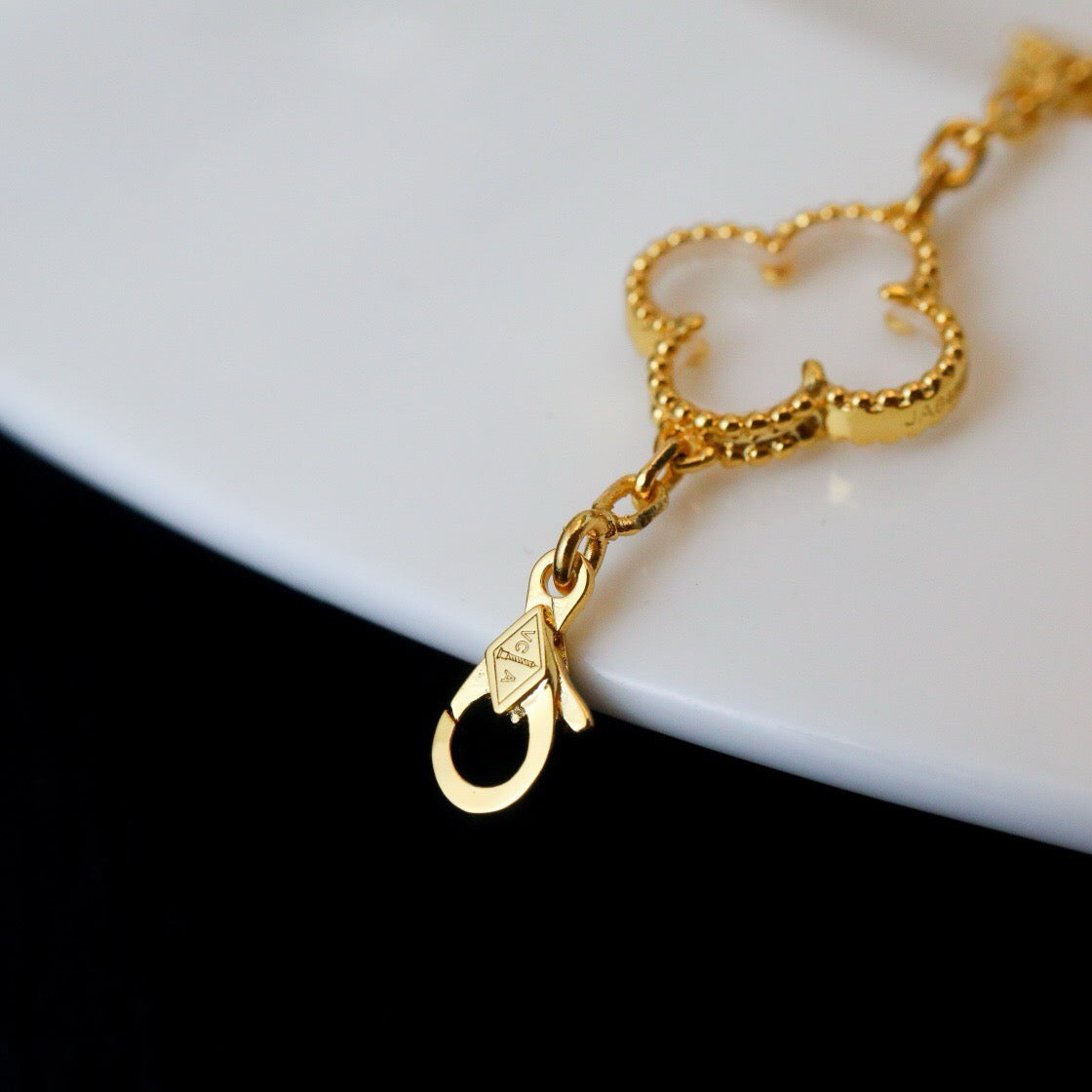 [⭐Glow]CLOVER 5 MOTIF ROCK CRYSTAL BRACELET