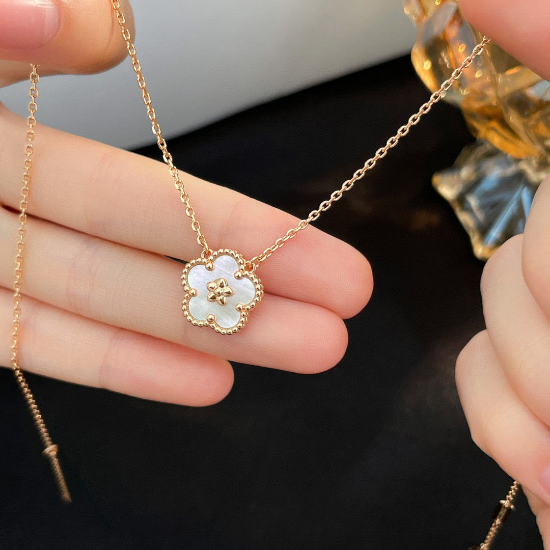 [⭐Glow]LUCKY  WHITE MOP  PLUM BLOSSOM NECKLACE