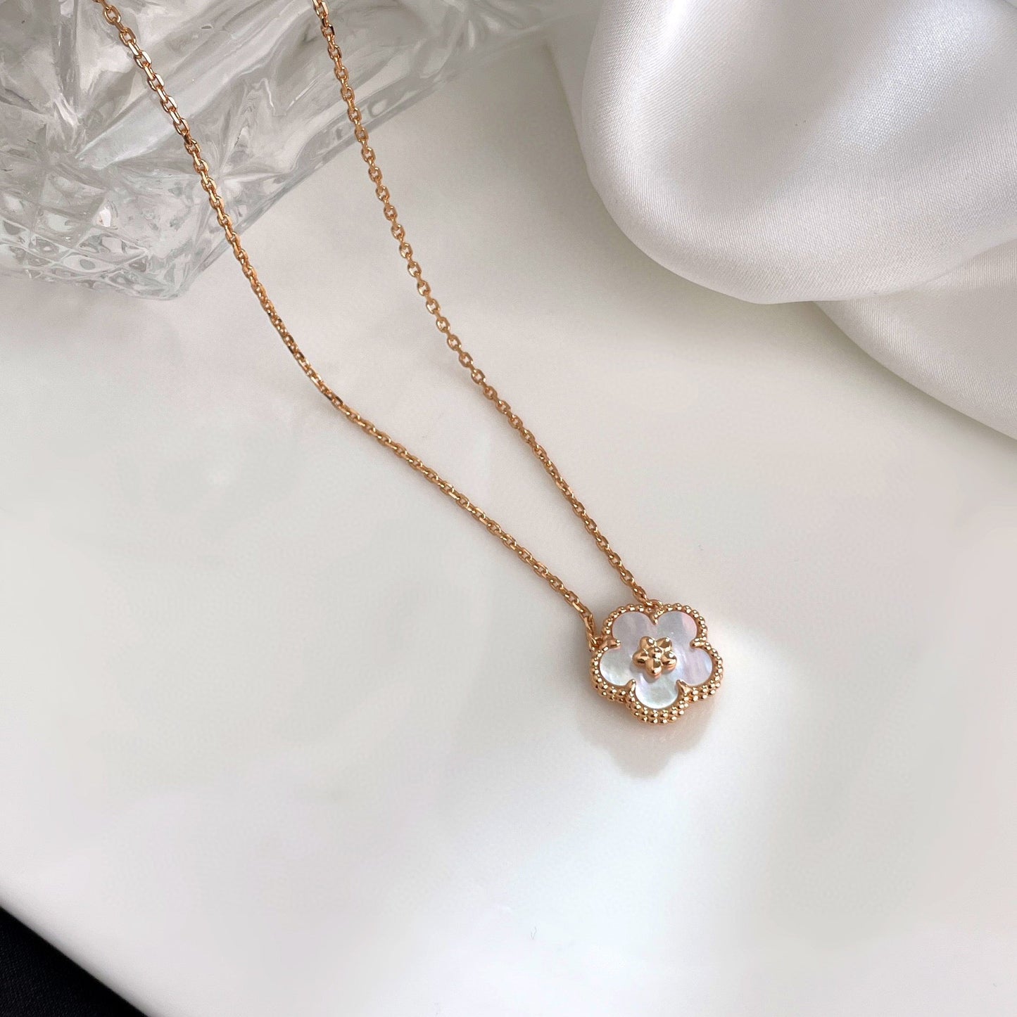 [⭐Glow]LUCKY  WHITE MOP  PLUM BLOSSOM NECKLACE