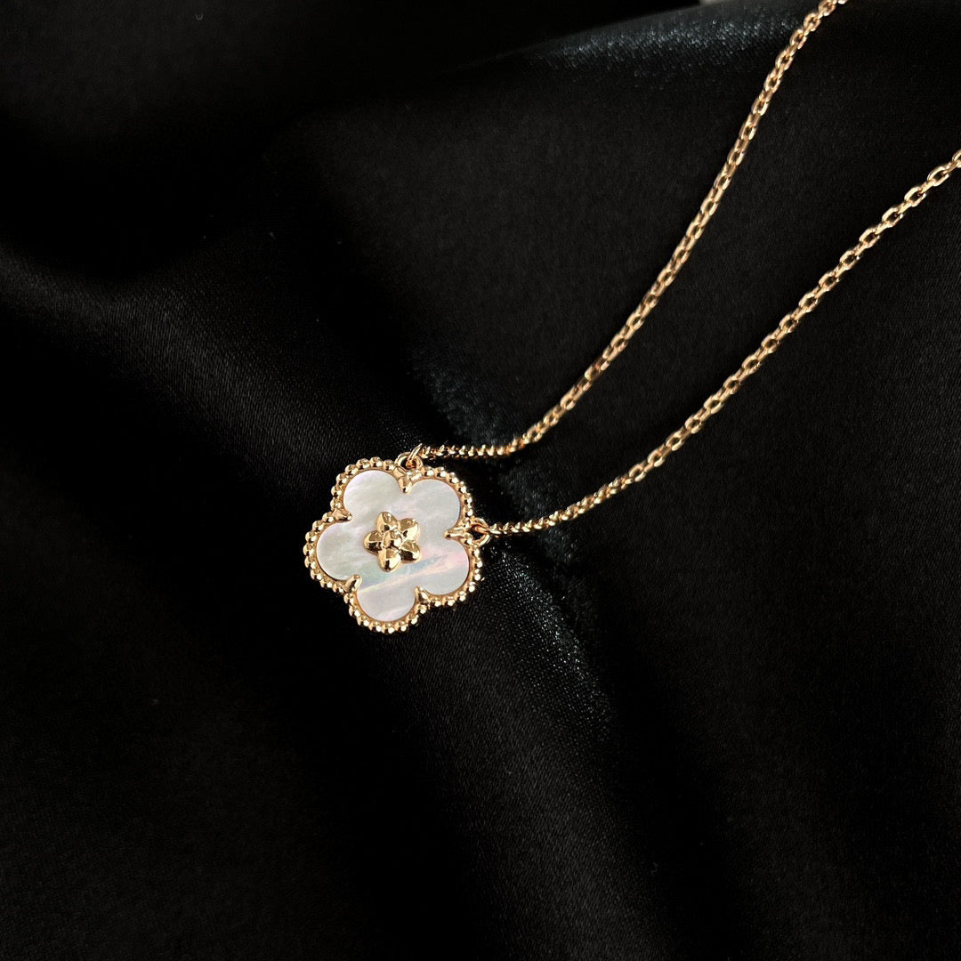 [⭐Glow]LUCKY  WHITE MOP  PLUM BLOSSOM NECKLACE