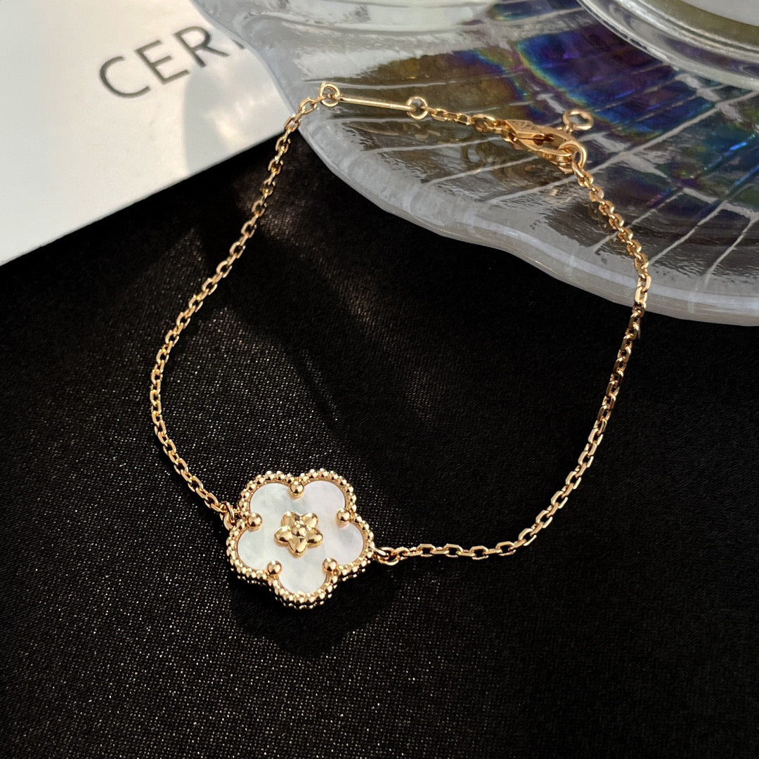 [⭐Glow]LUCKY WHITE MOP PLUM BLOSSOM  BRACELET
