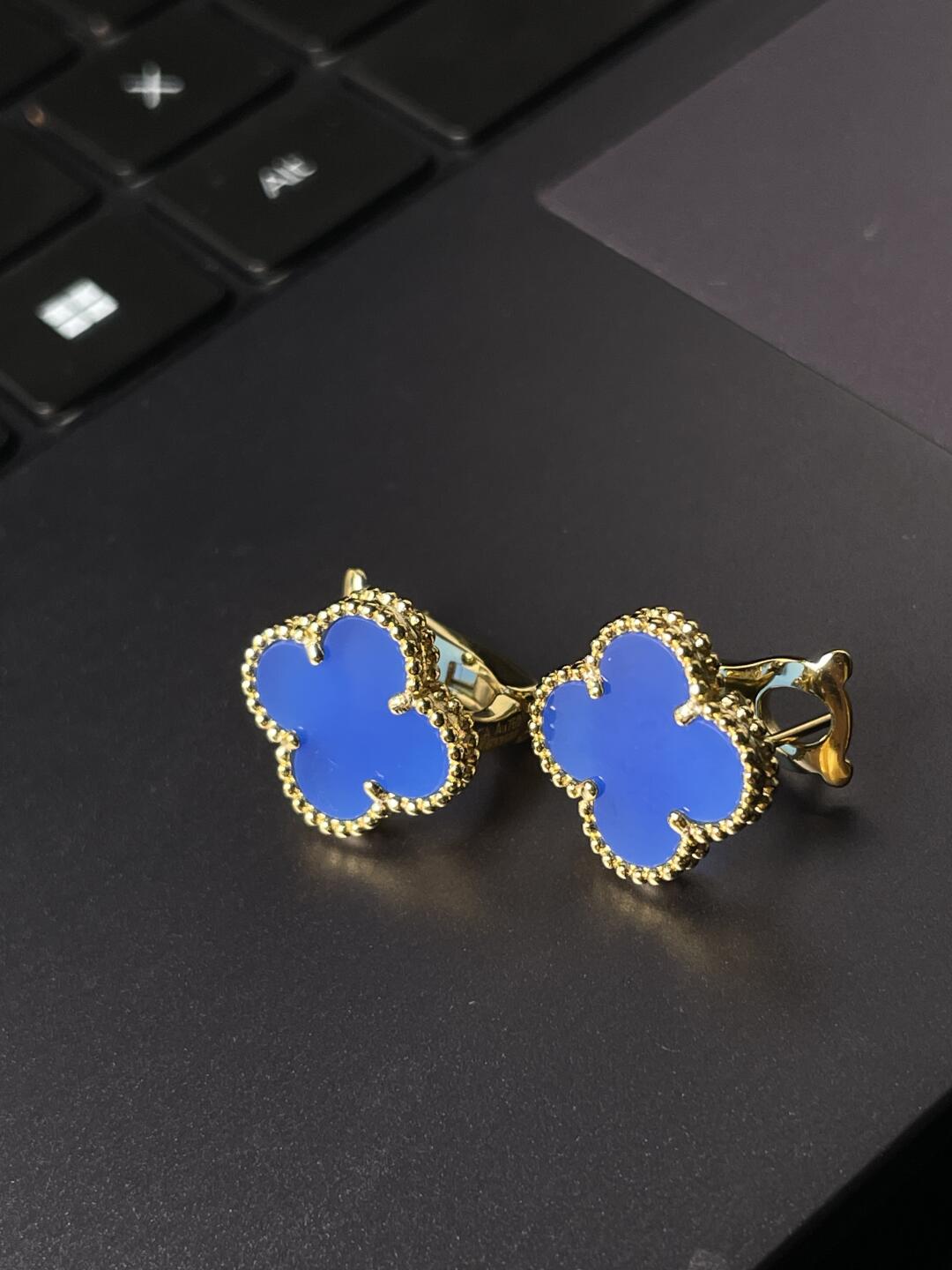 [⭐Glow] CLOVER LARGE (20mm) 1 MOTIFS BLUE MOP STUD EARRINGS