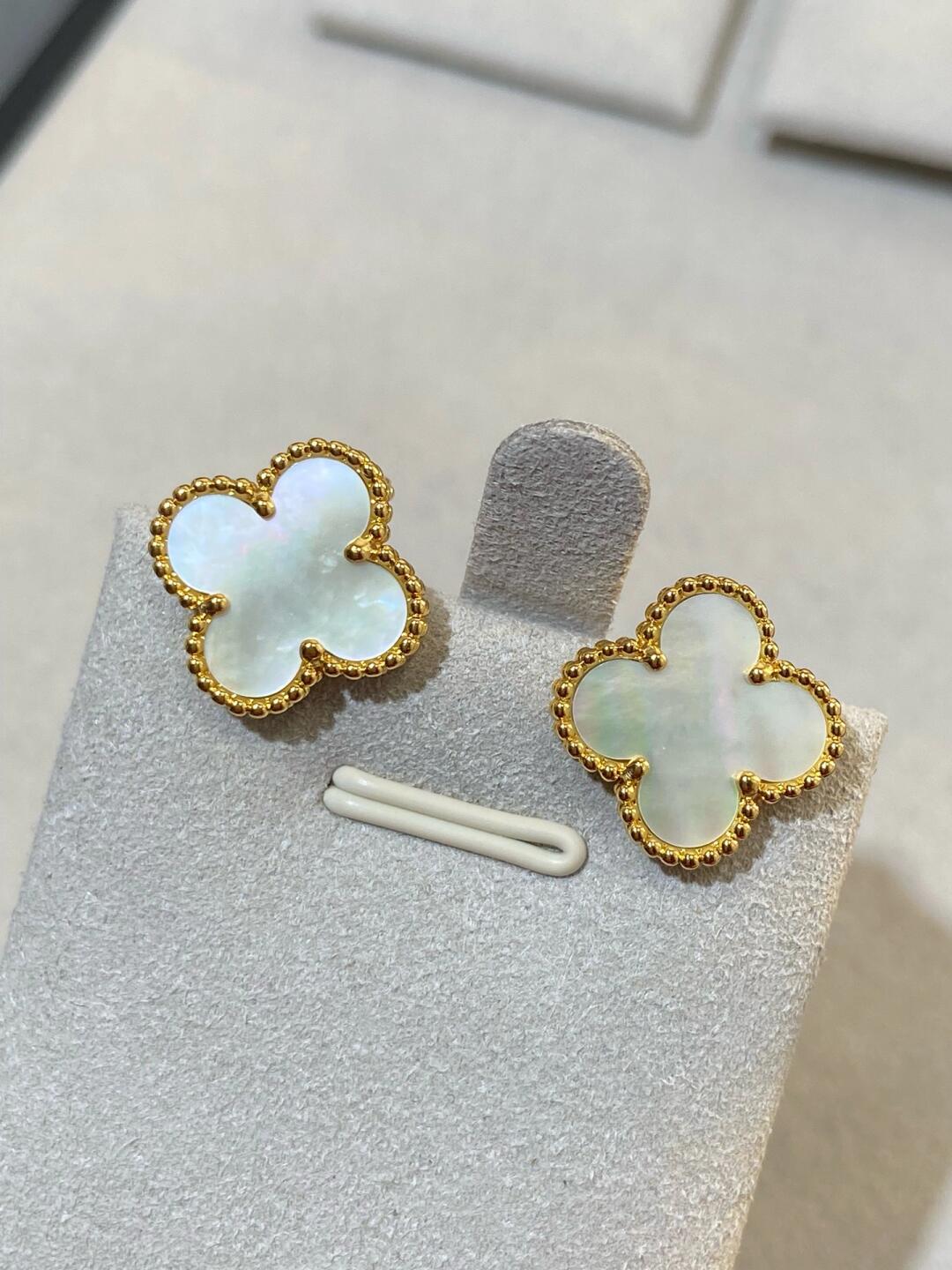 [⭐Glow] CLOVER LARGE (20mm) 1 MOTIFS WHITE MOP STUD EARRINGS