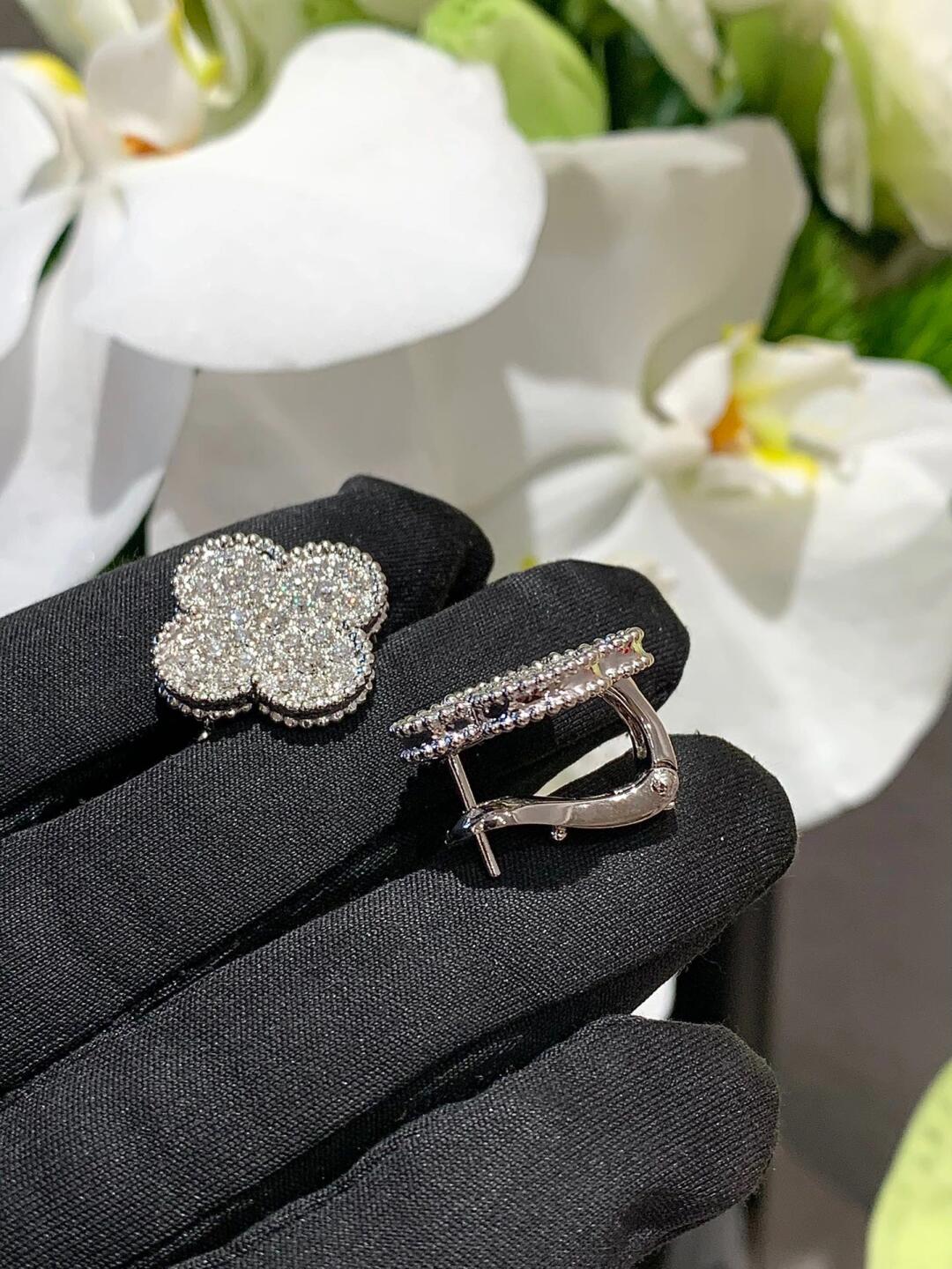 [⭐Glow]CLOVER 20MM MOTIFS DIAMOND STUD EARRINGS SILVER