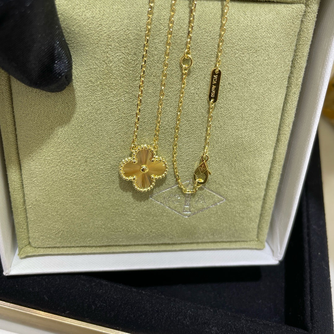 [⭐Glow]CLOVER 15MM LASER NECKLACE