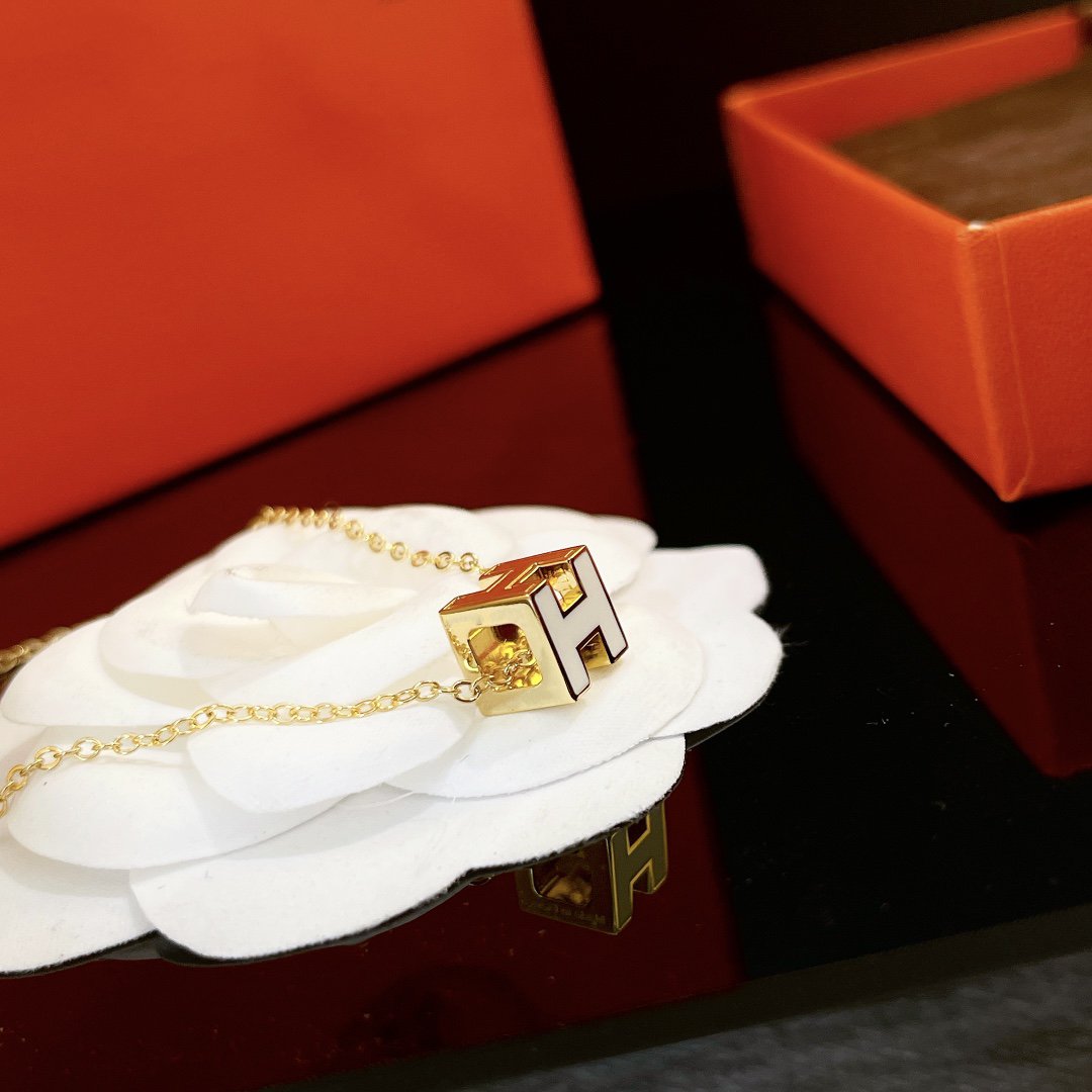 [⭐Glow]H WHITE SQUARE GOLD NECKLACE