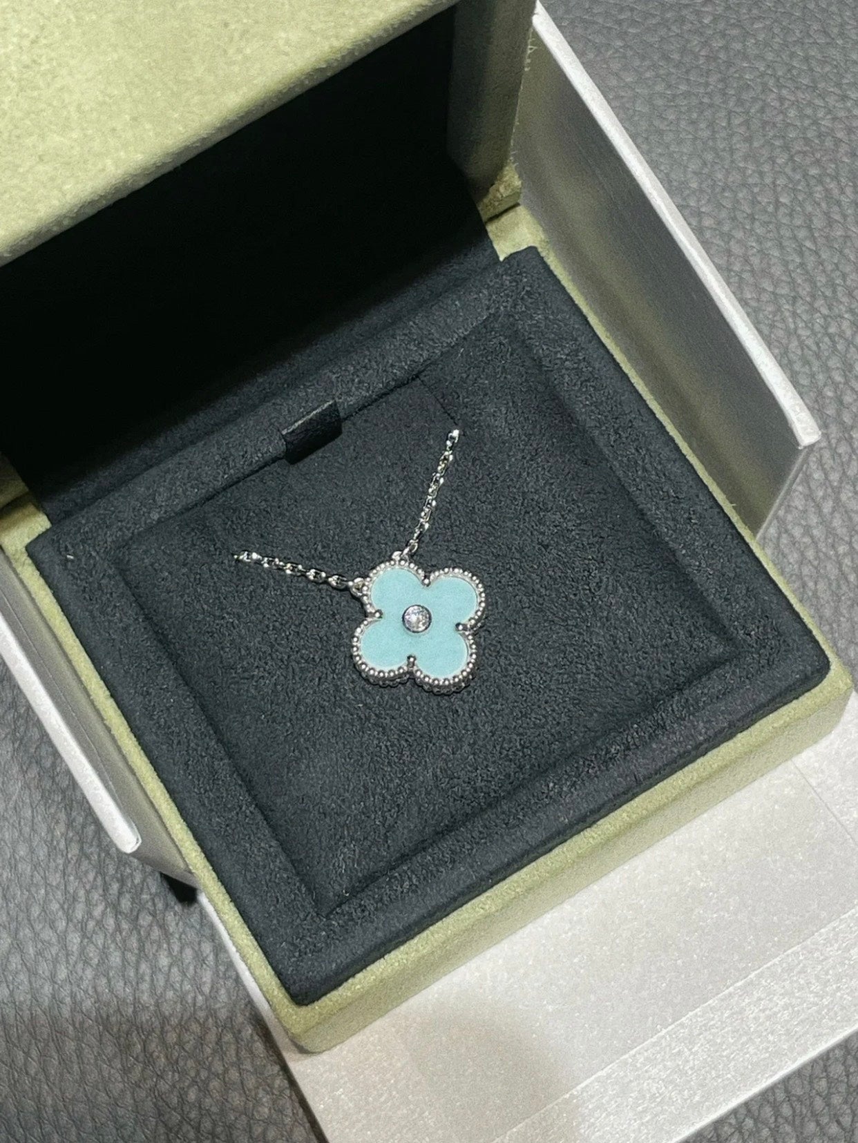 [⭐Glow]CLOVER 1 DIAMOND LIGHT BLUE SILVER NECKLACE
