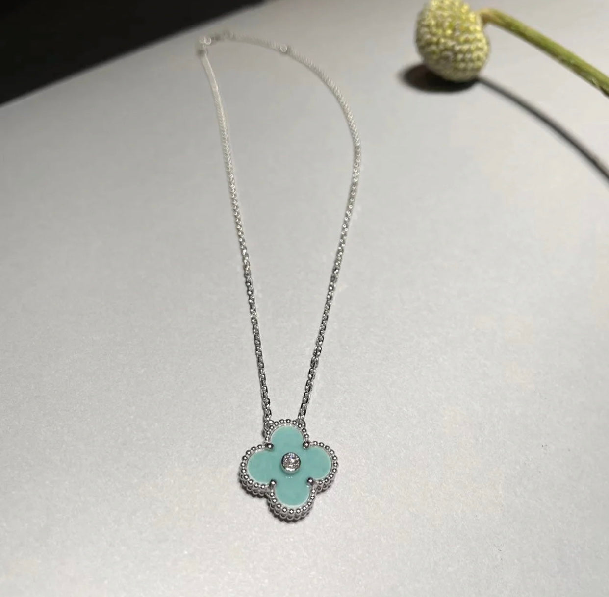 [⭐Glow]CLOVER 1 DIAMOND LIGHT BLUE SILVER NECKLACE