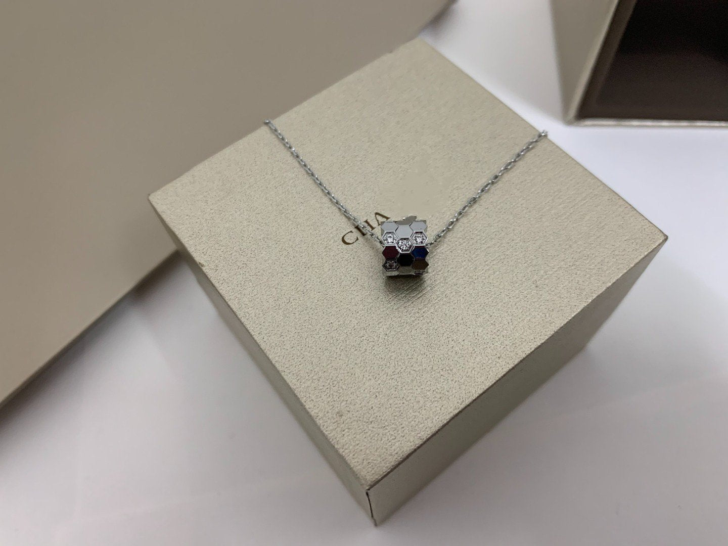 [⭐Glow]BEE LOVE DIAMOND NECKLACE