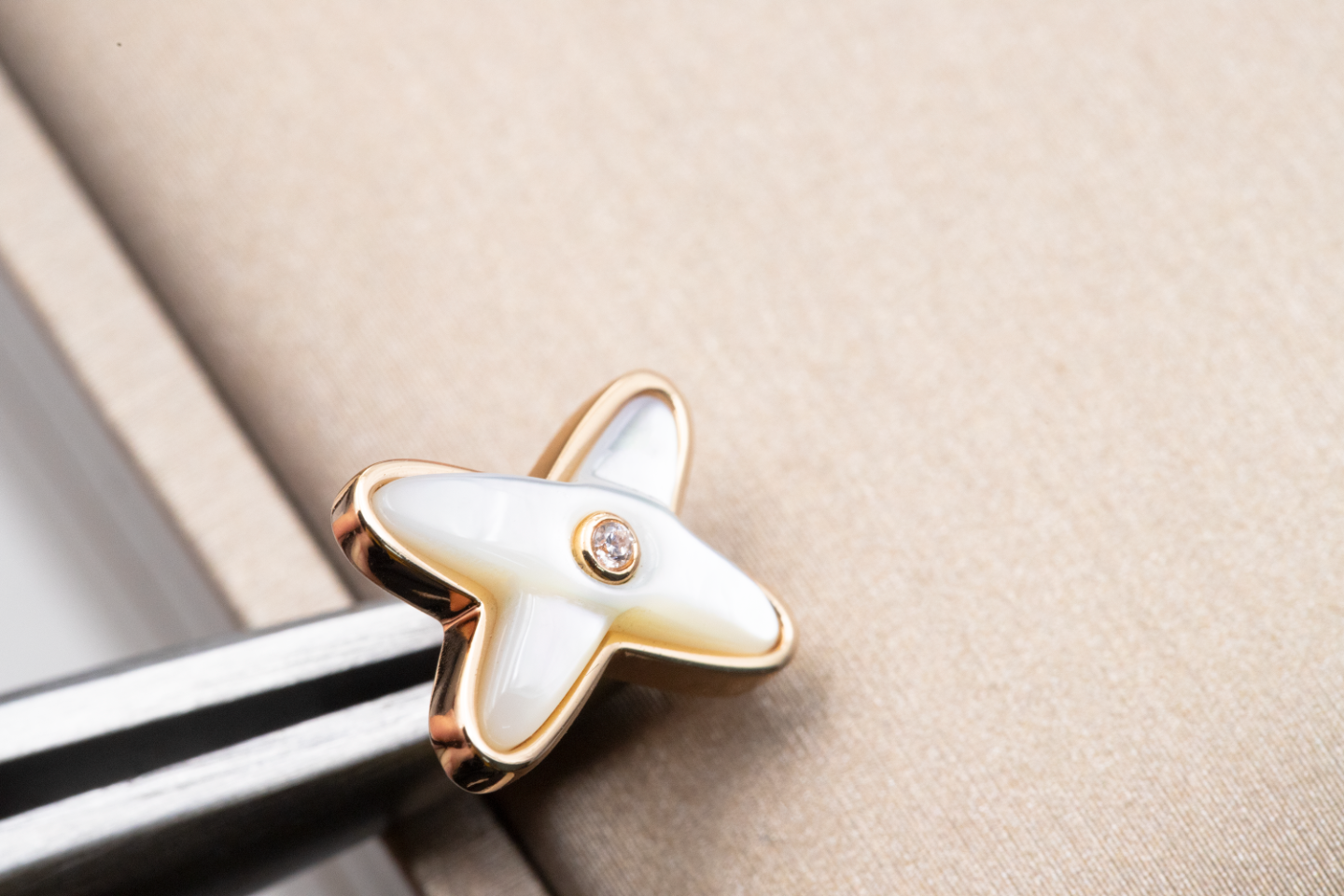 [⭐Glow]JEUX DE WHITE MOP ROSE GOLD DIAMOND EARRINGS