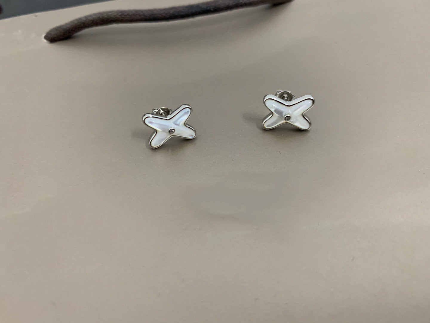 [⭐Glow]JEUX DE WHITE MOP SILVER DIAMOND EARRINGS