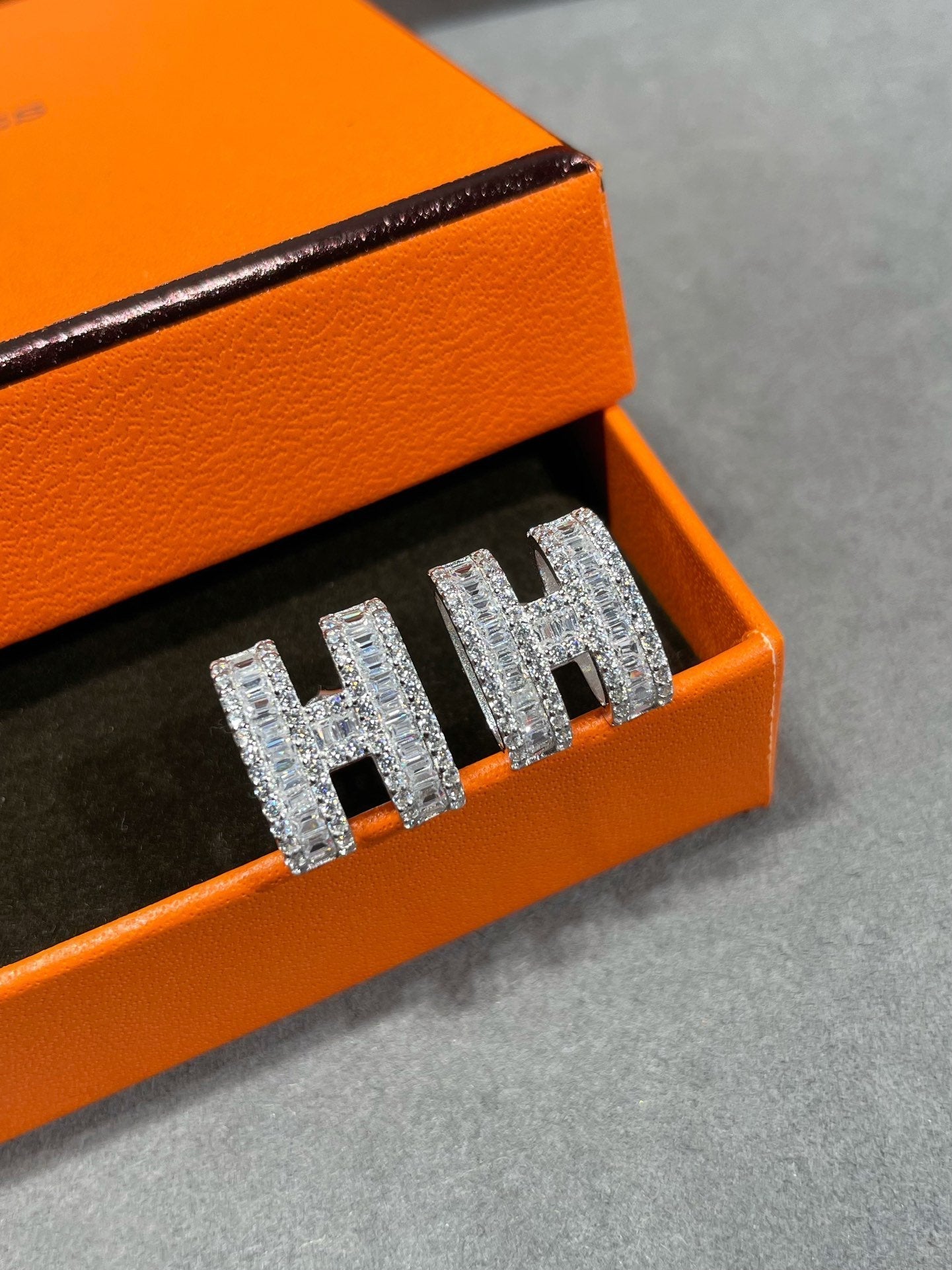 [⭐Glow]H STUD EARRINGS WITH SILVER DIAMONDS