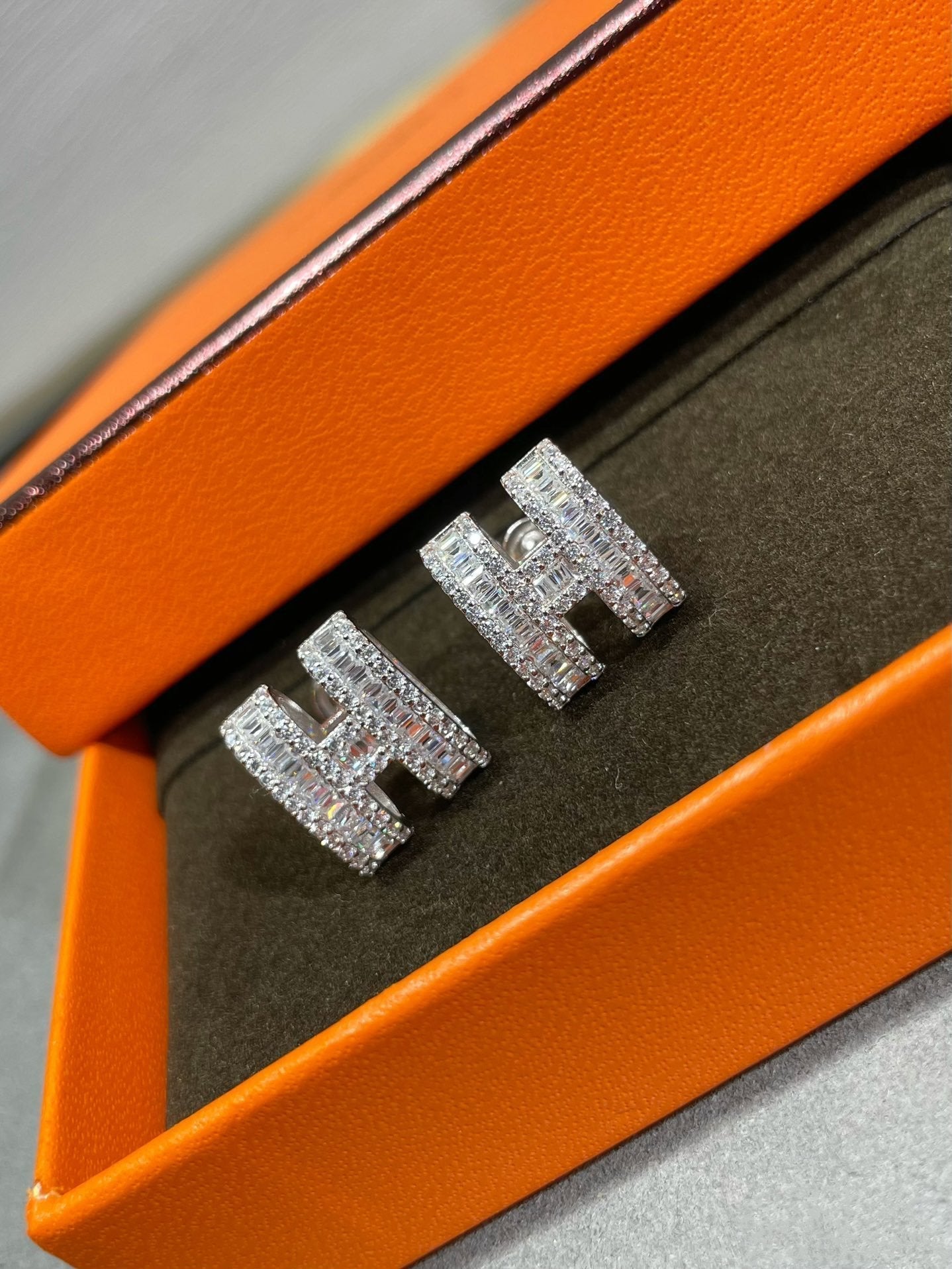 [⭐Glow]H STUD EARRINGS WITH SILVER DIAMONDS