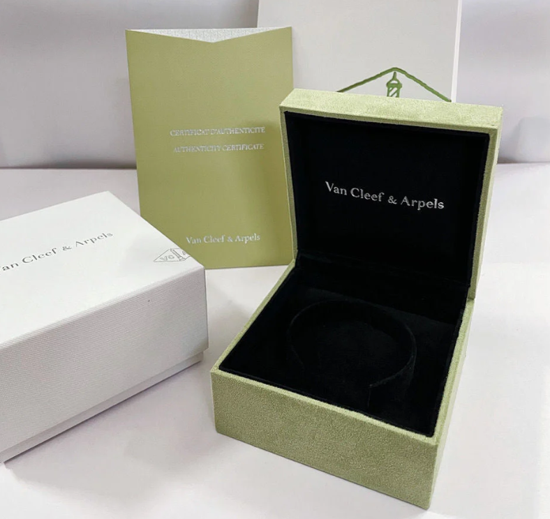 [⭐Glow]CLOVER 15MM LASER NECKLACE AND BOX