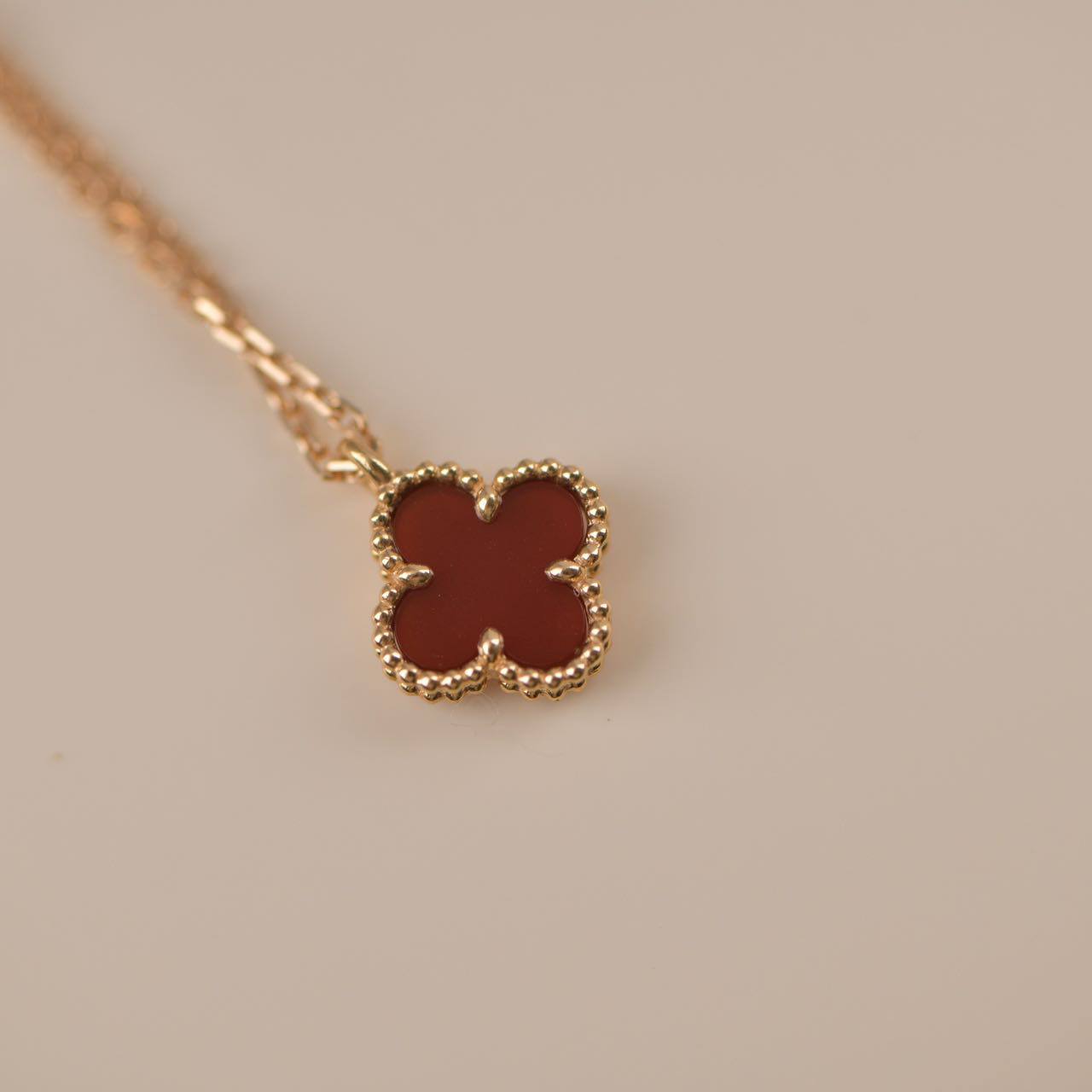 [⭐Glow]CLOVER MINI 9.5MM WHITE CARNELIANS NECKLACE