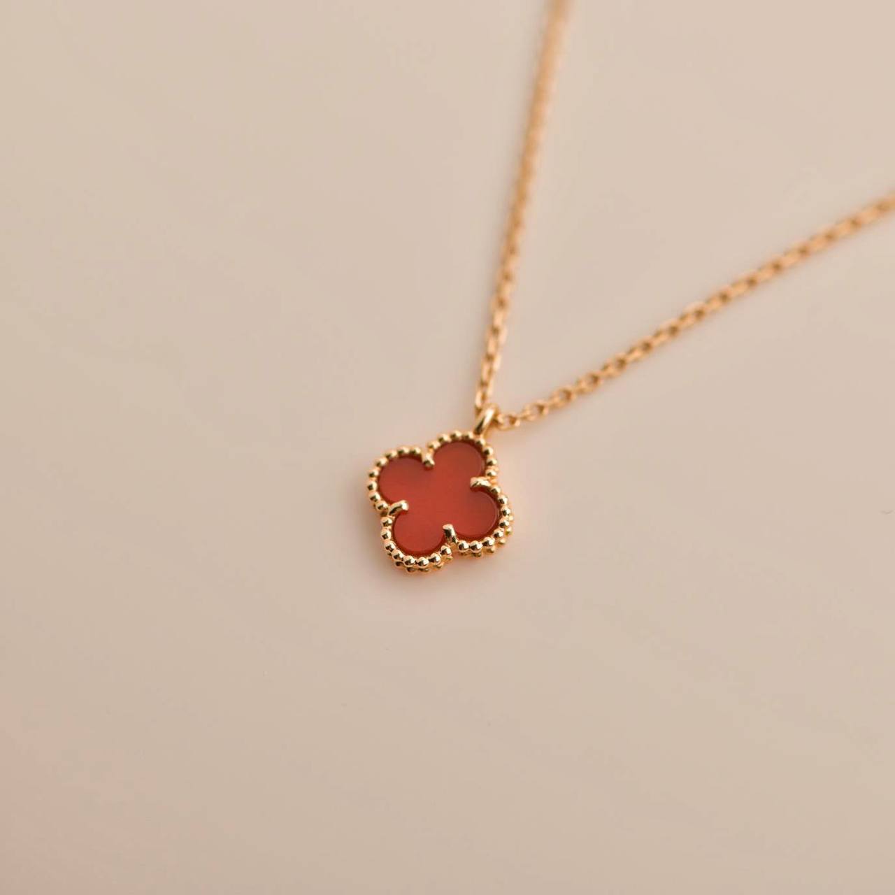 [⭐Glow]CLOVER MINI 9.5MM WHITE CARNELIANS NECKLACE